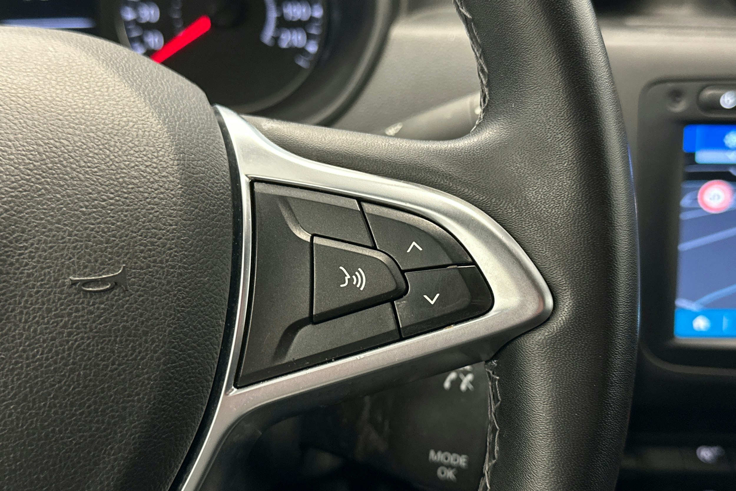 harmaa metalliväri Dacia Duster 2019 kuva 18.