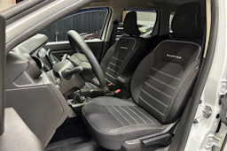 valkoinen Dacia Duster 2022 kuva 16.