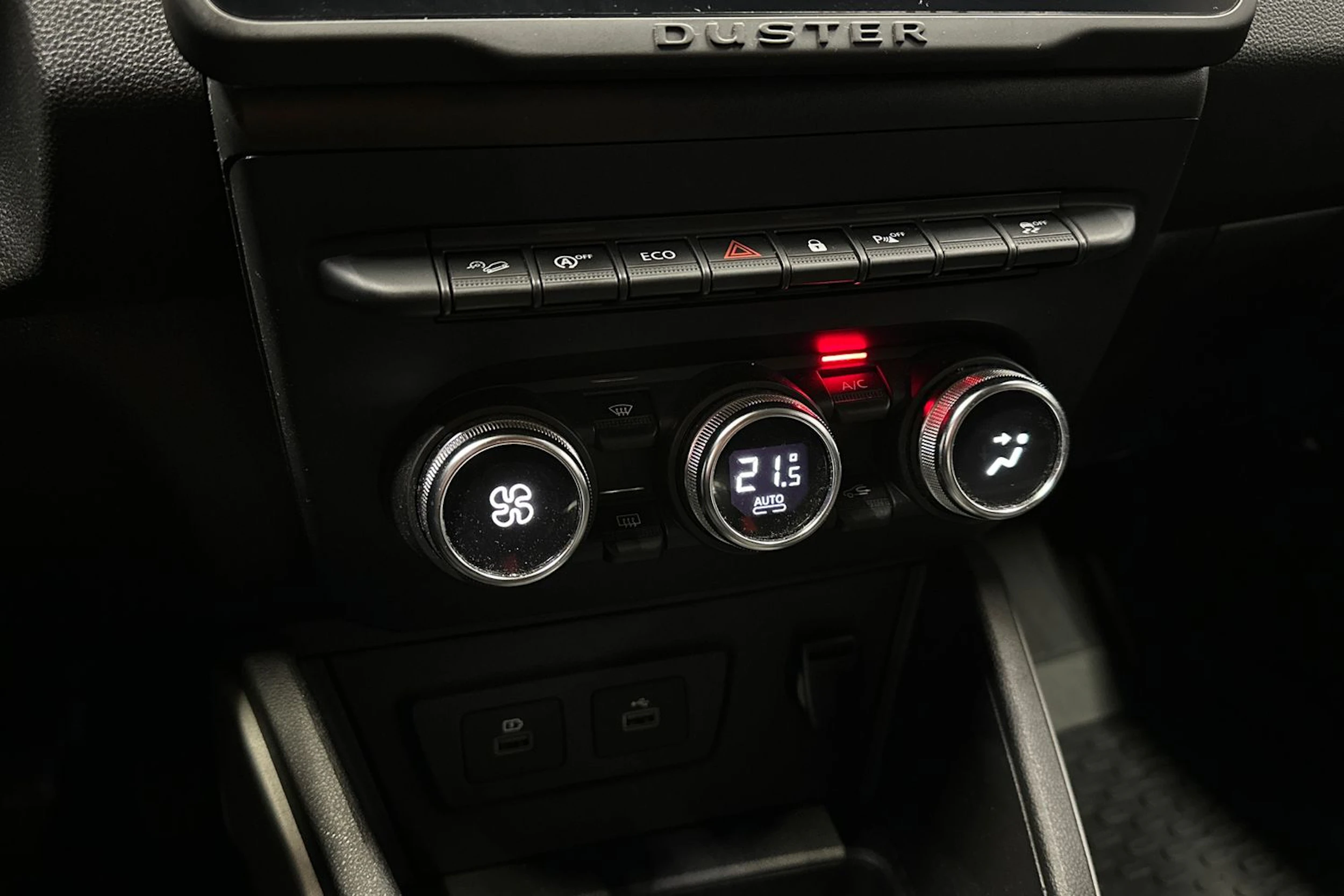 valkoinen Dacia Duster 2022 kuva 21.