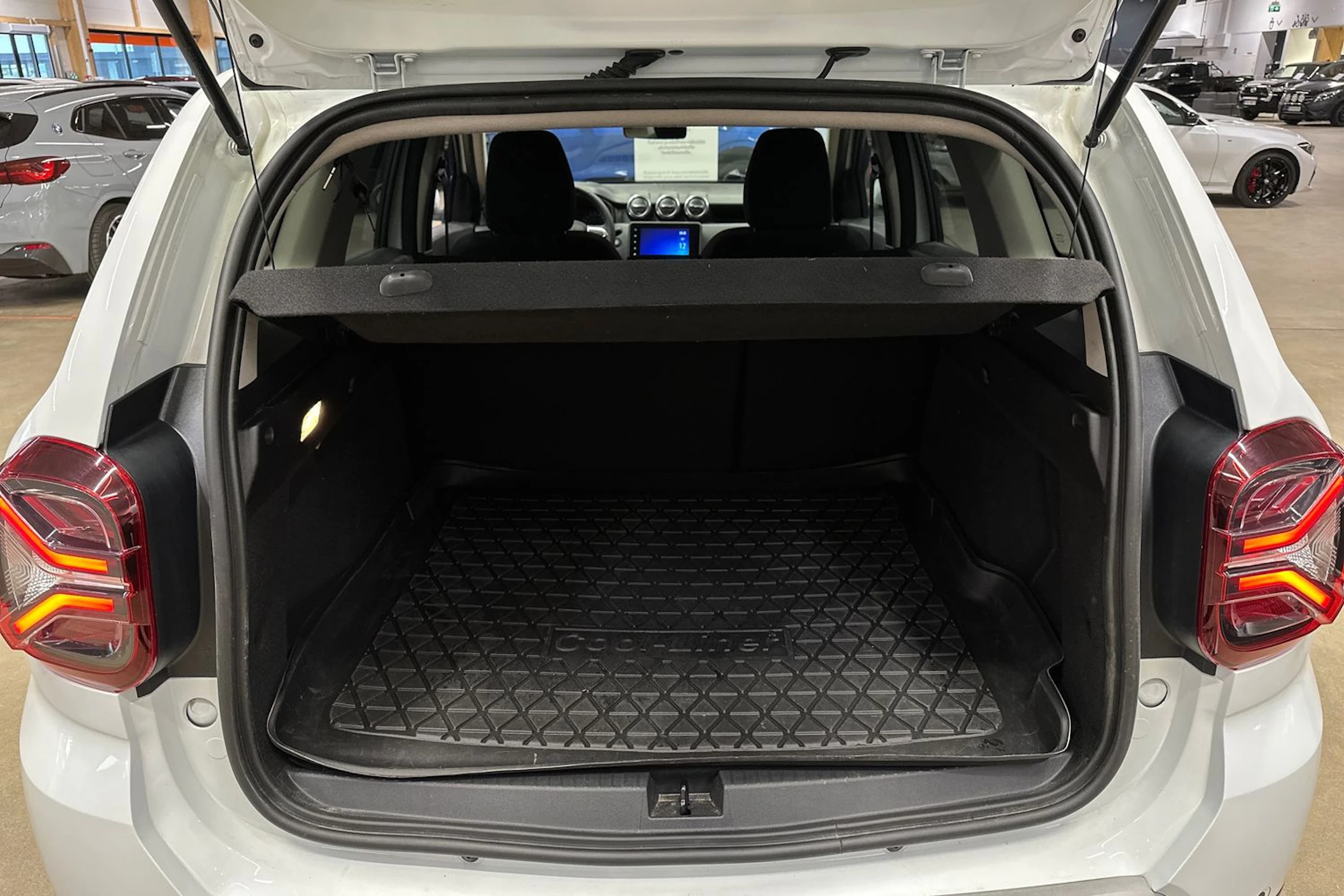 valkoinen Dacia Duster 2022 kuva 27.