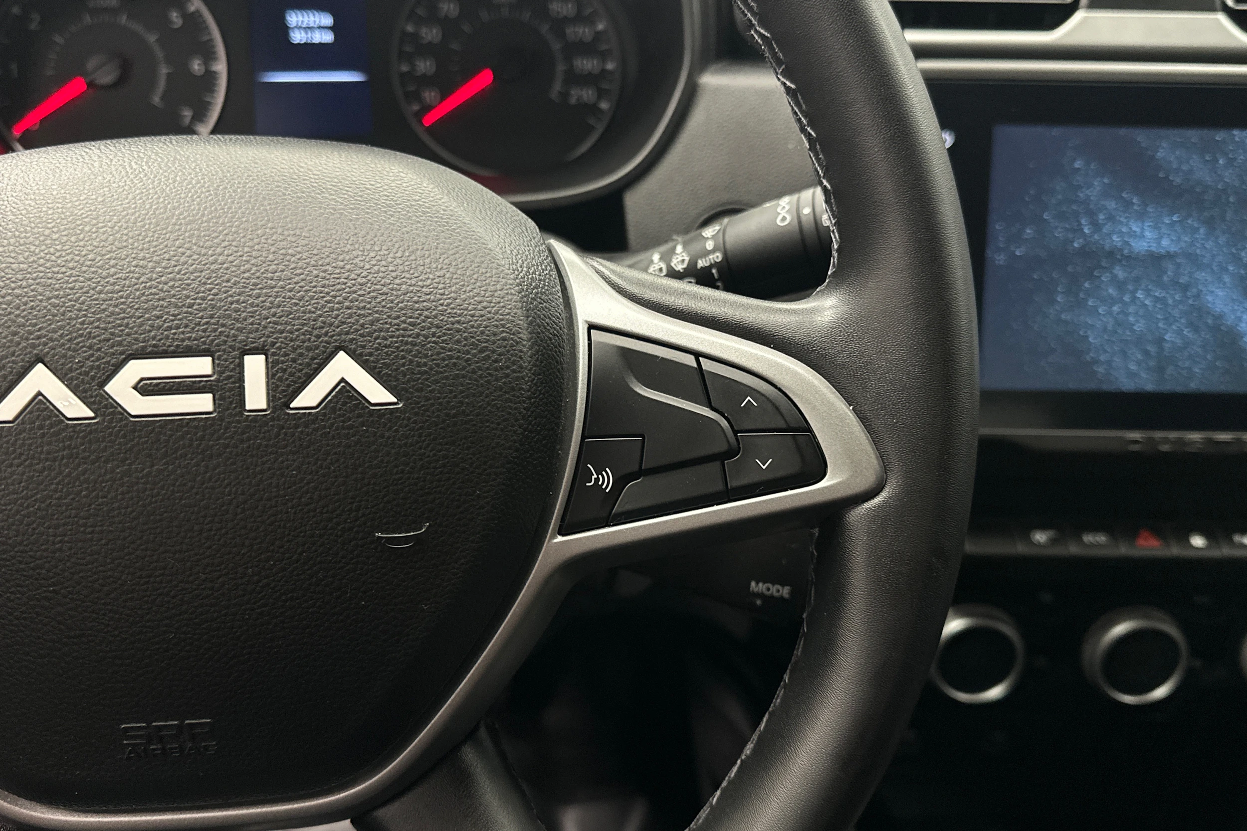 vihreä Dacia Duster 2023 kuva 16.