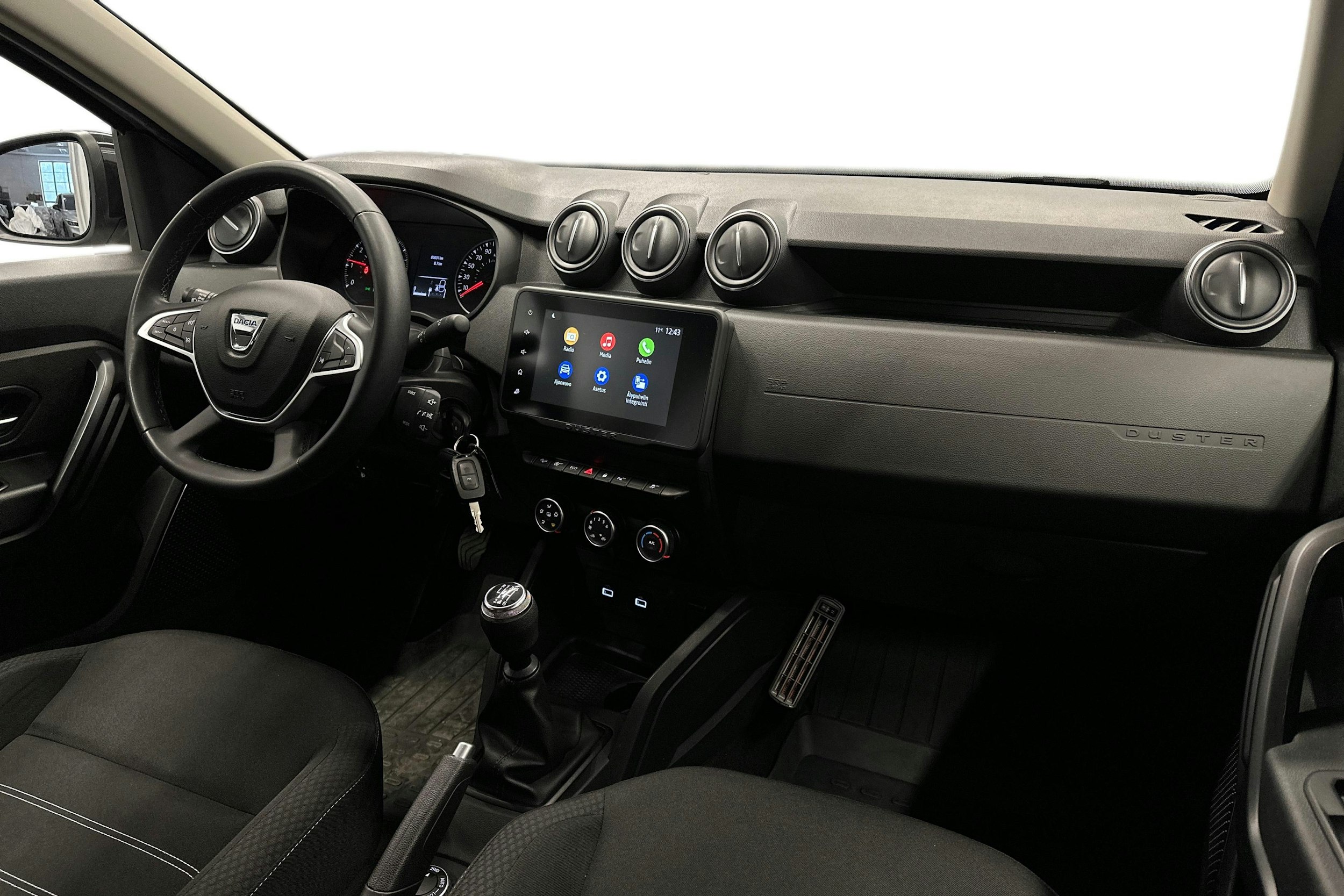 valkoinen Dacia Duster 2023 kuva 7.