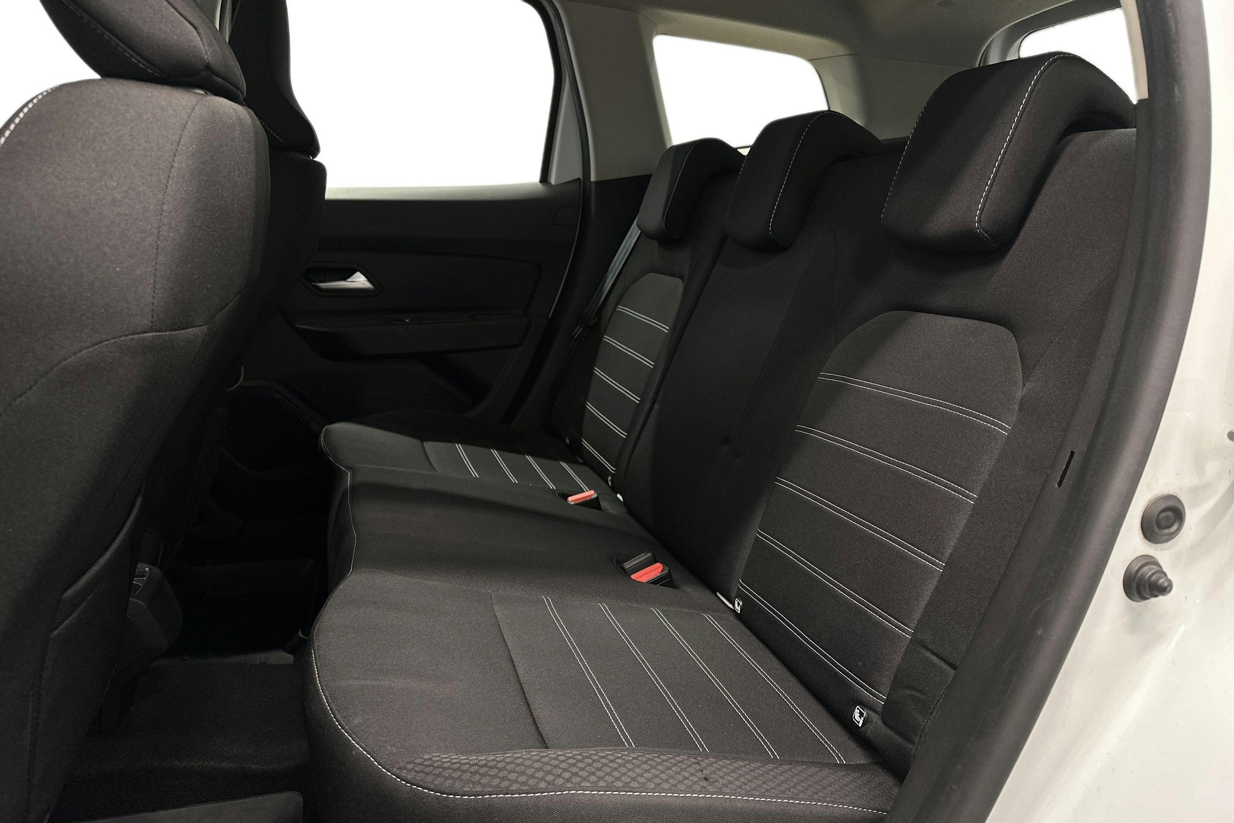 valkoinen Dacia Duster 2023 kuva 8.