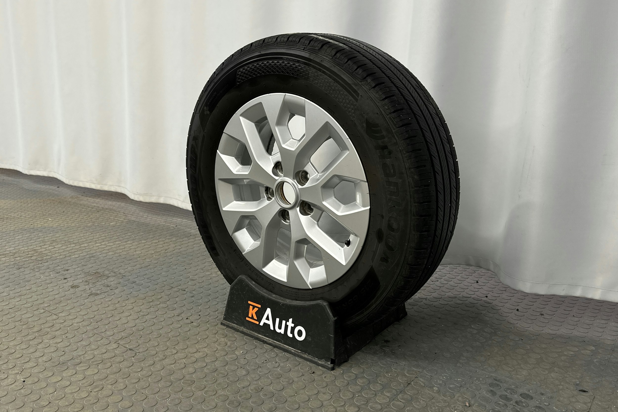 valkoinen Dacia Duster 2023 kuva 10.