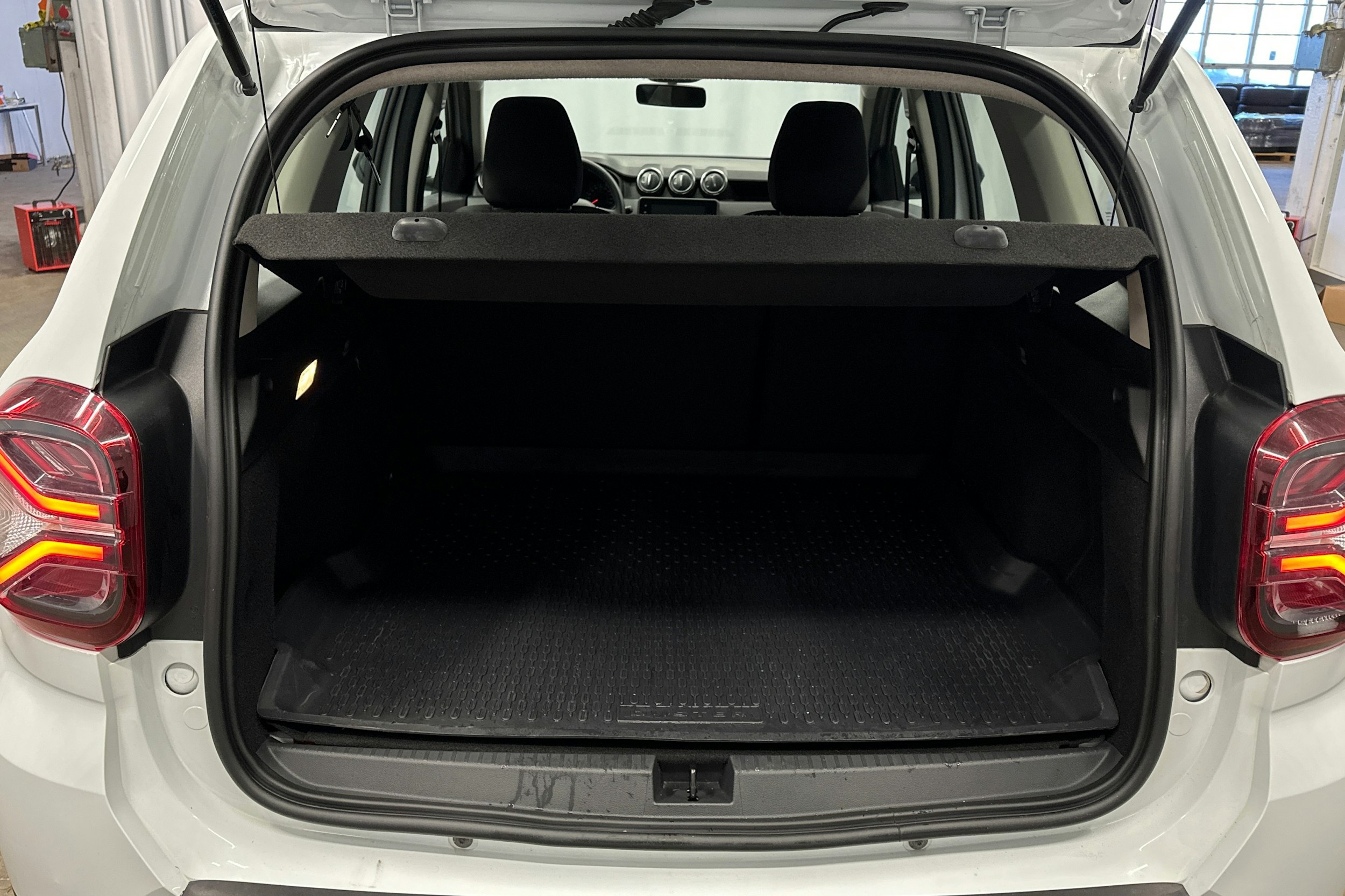 valkoinen Dacia Duster 2023 kuva 11.