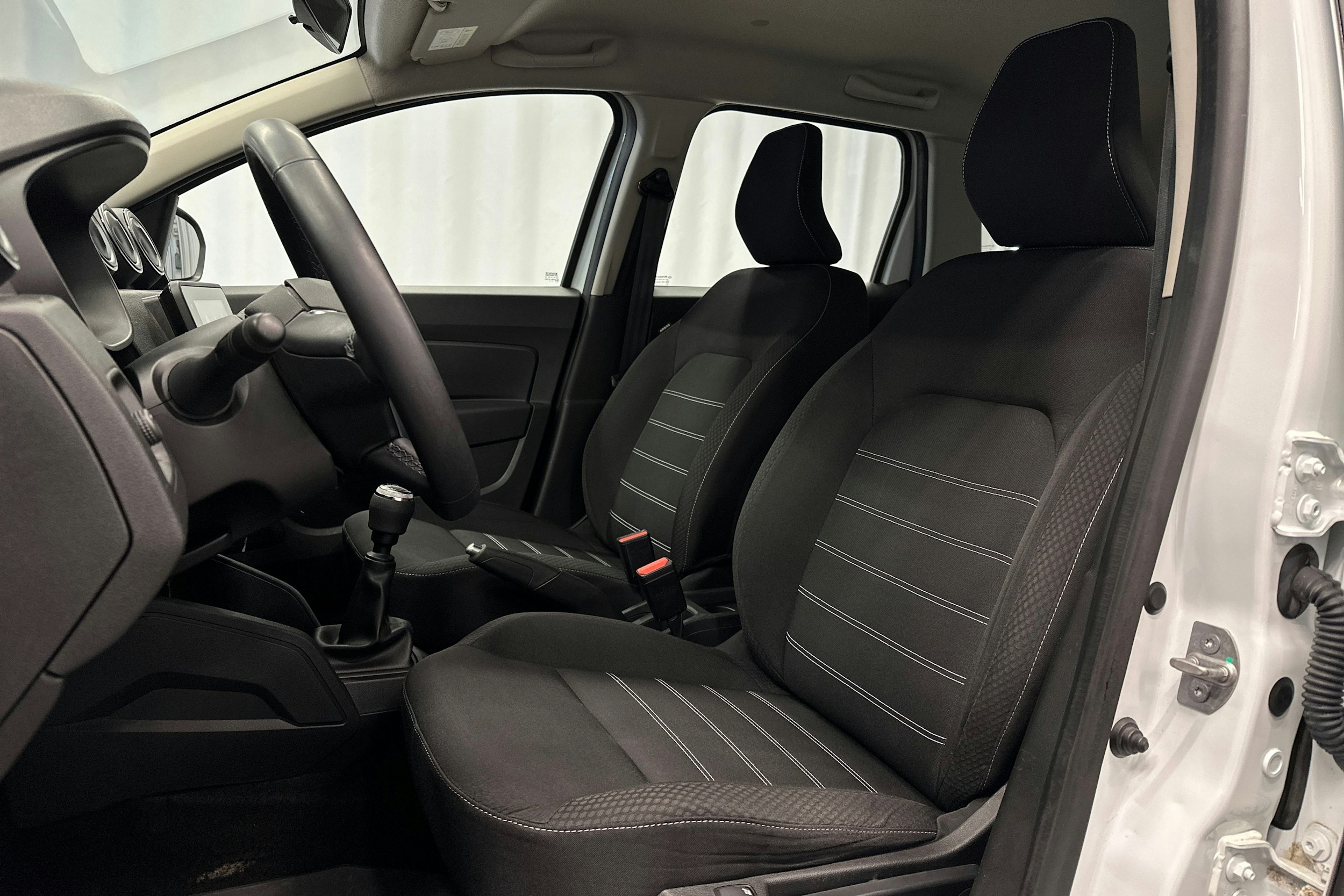 valkoinen Dacia Duster 2023 kuva 12.