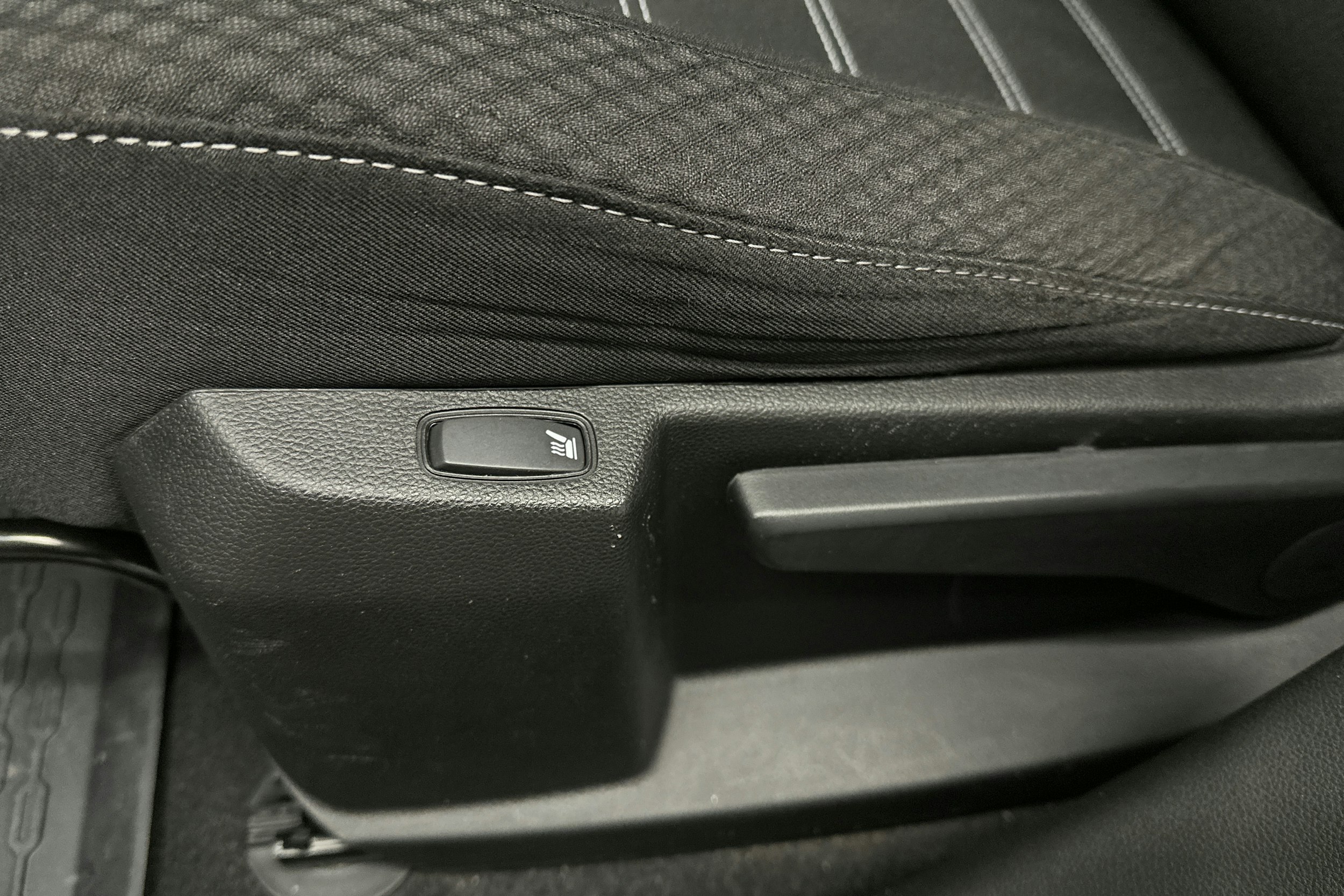 valkoinen Dacia Duster 2023 kuva 13.