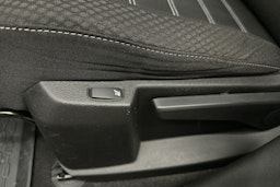 valkoinen Dacia Duster 2023 kuva 13.