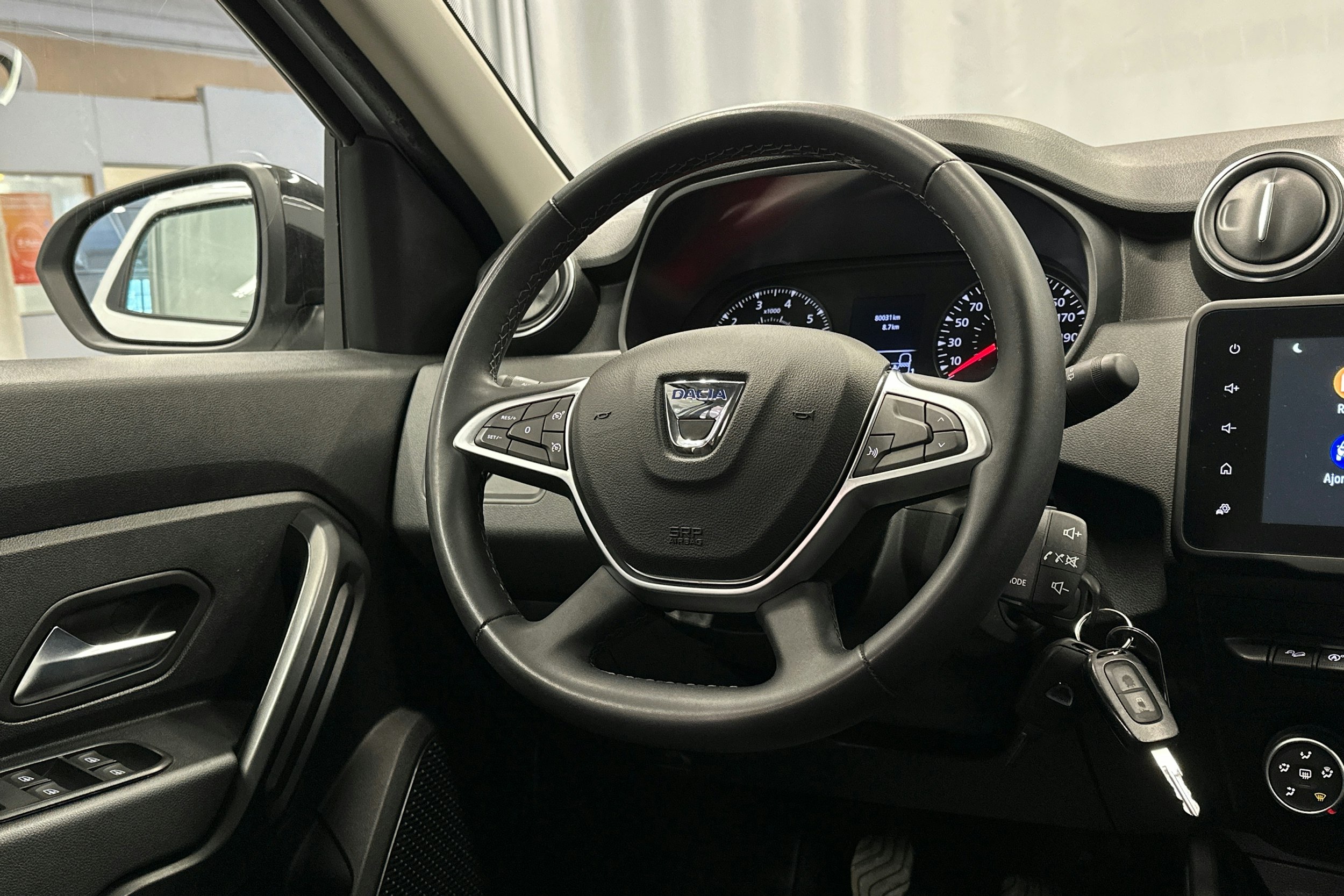 valkoinen Dacia Duster 2023 kuva 14.