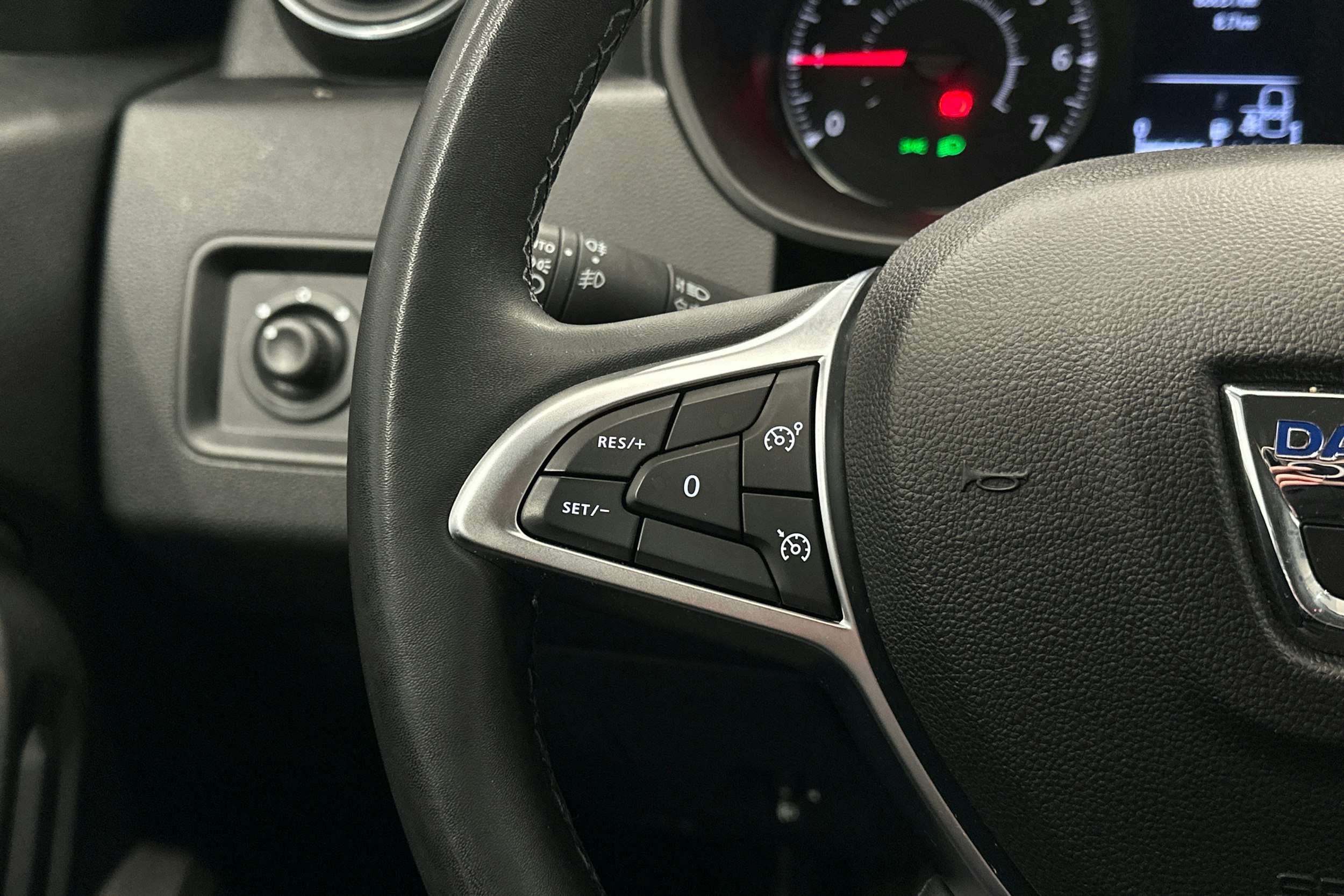 valkoinen Dacia Duster 2023 kuva 15.