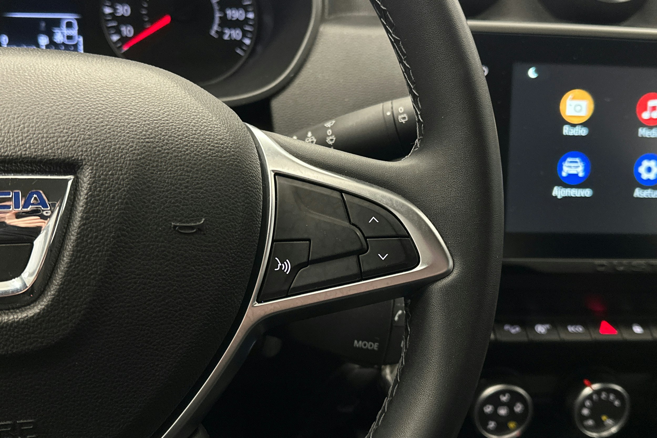 valkoinen Dacia Duster 2023 kuva 16.