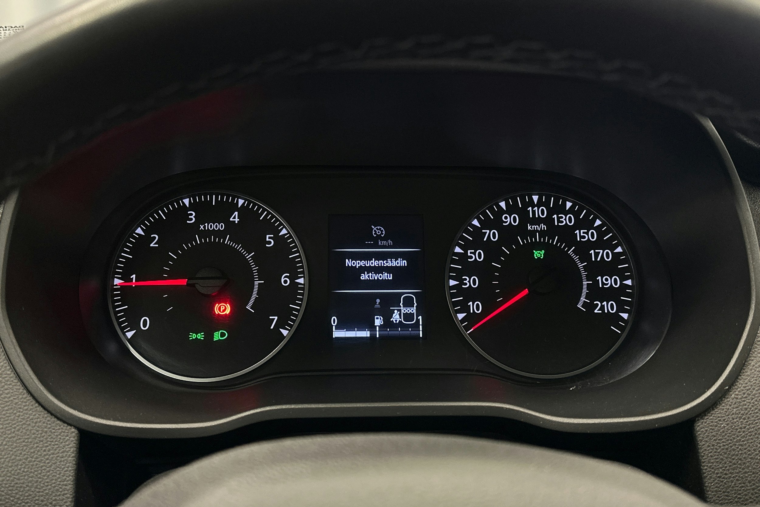 valkoinen Dacia Duster 2023 kuva 17.