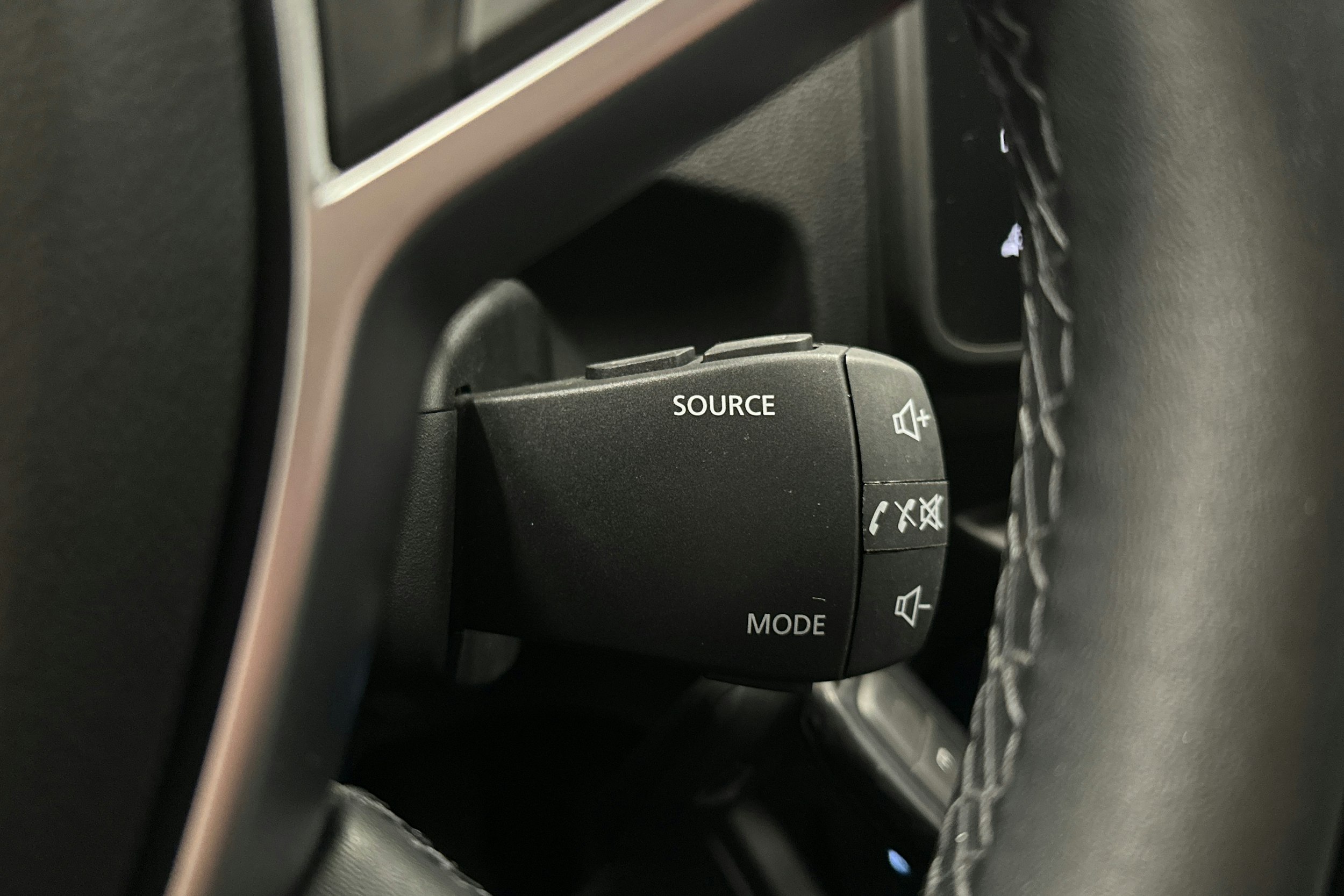 valkoinen Dacia Duster 2023 kuva 18.