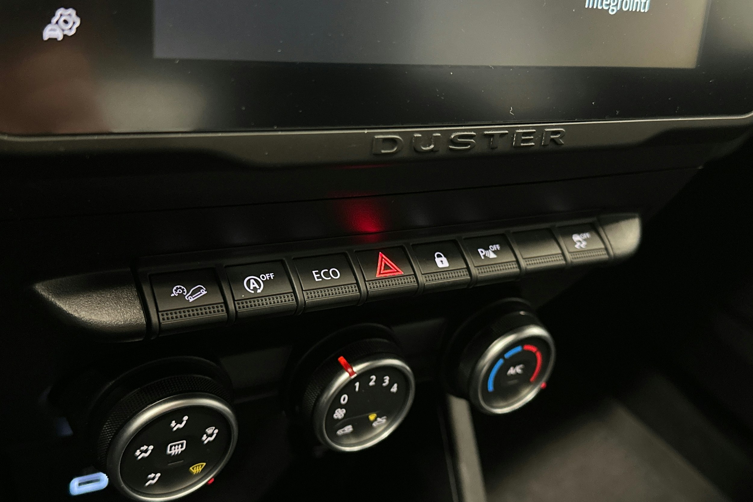 valkoinen Dacia Duster 2023 kuva 23.