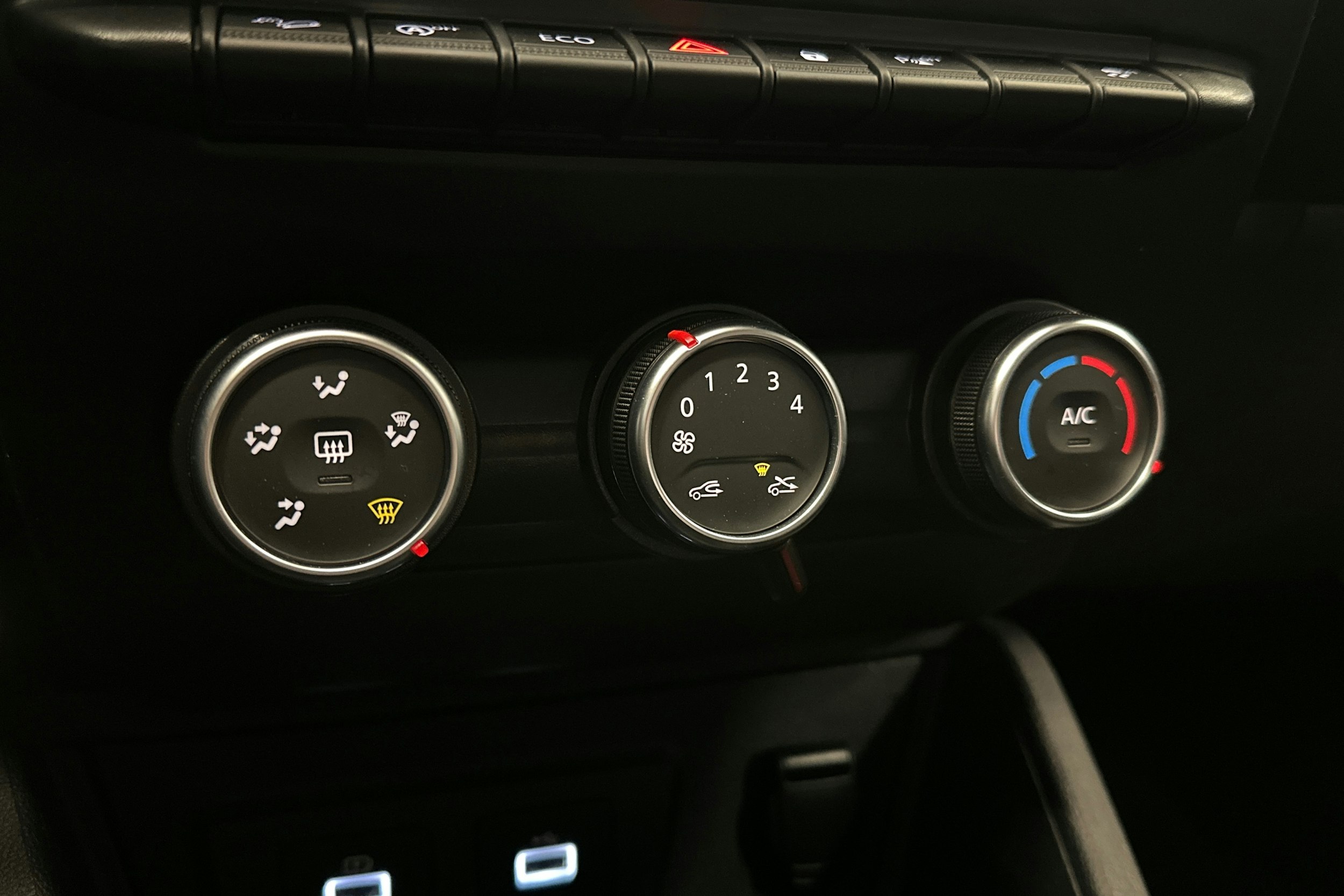 valkoinen Dacia Duster 2023 kuva 24.