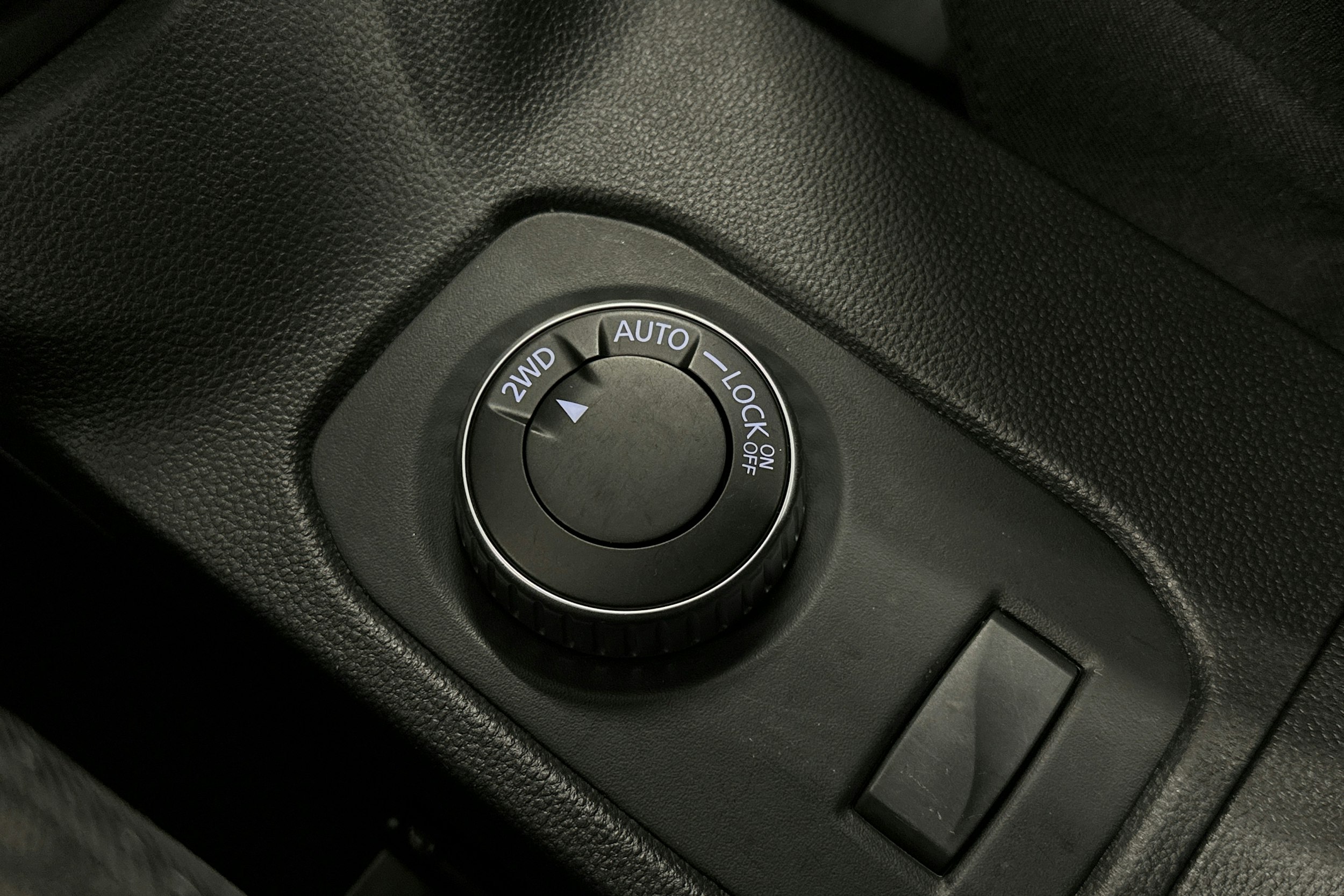 valkoinen Dacia Duster 2023 kuva 25.