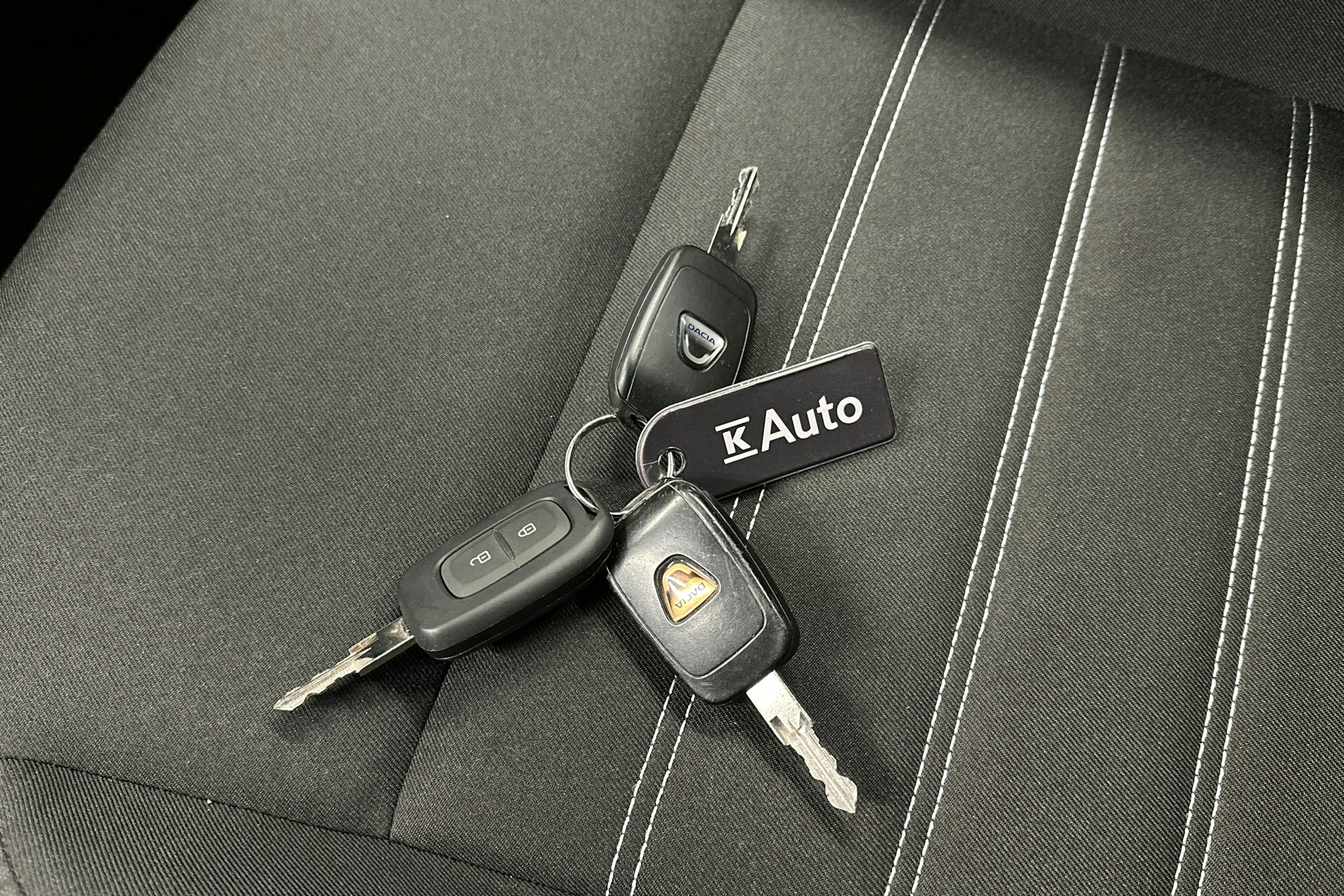 valkoinen Dacia Duster 2023 kuva 27.