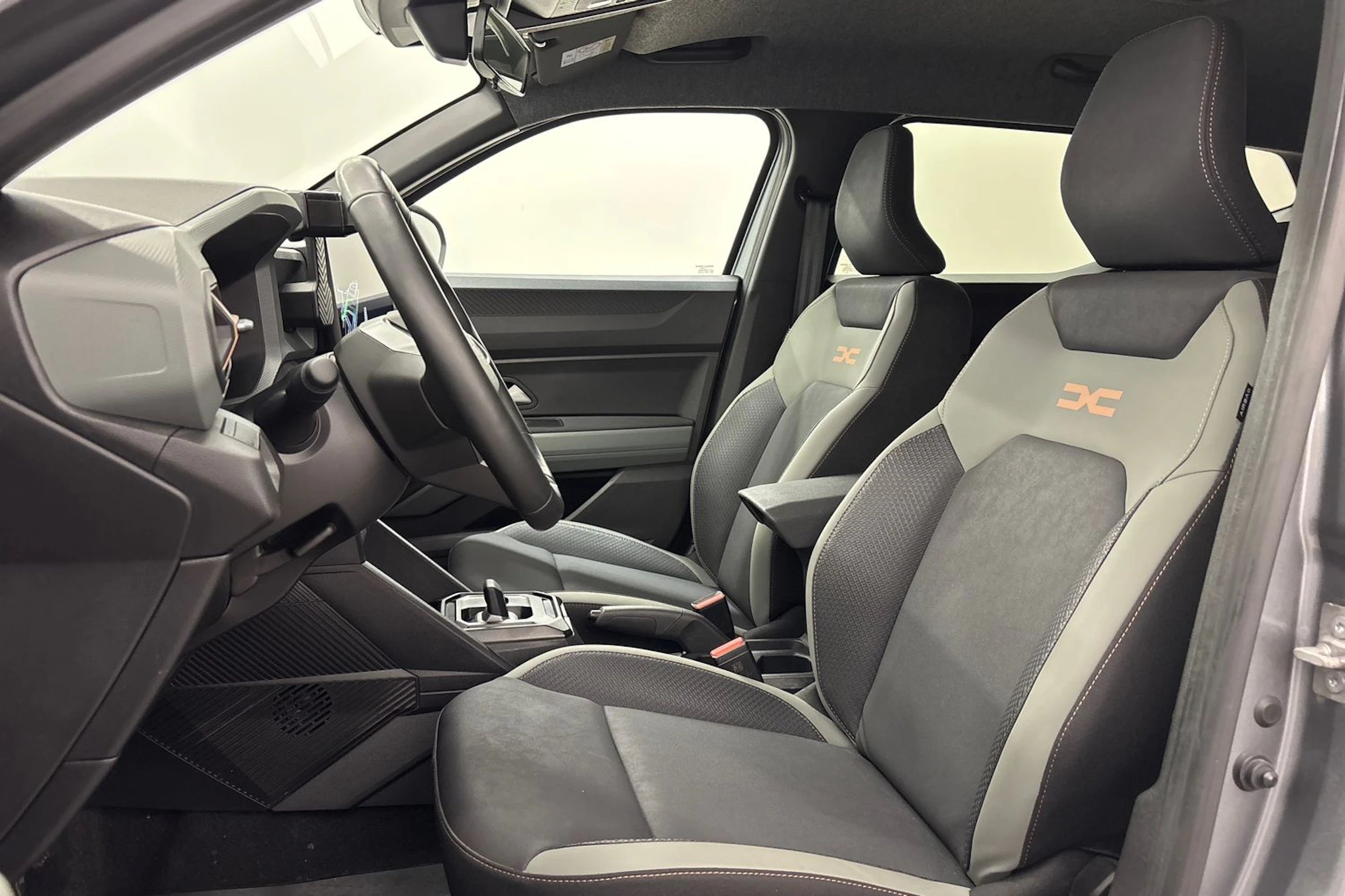 harmaa Dacia Duster 2024 kuva 11.
