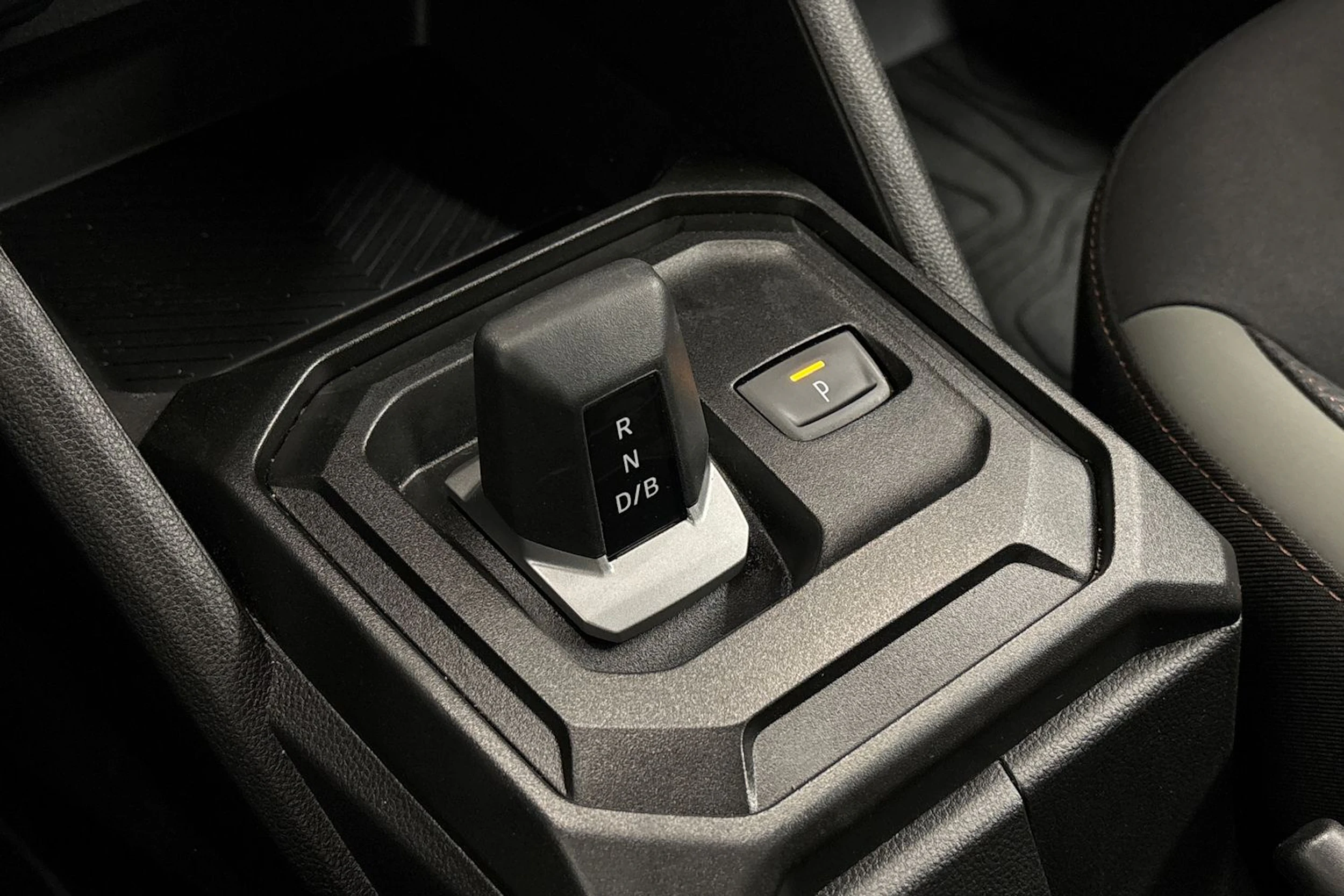 harmaa Dacia Duster 2024 kuva 19.
