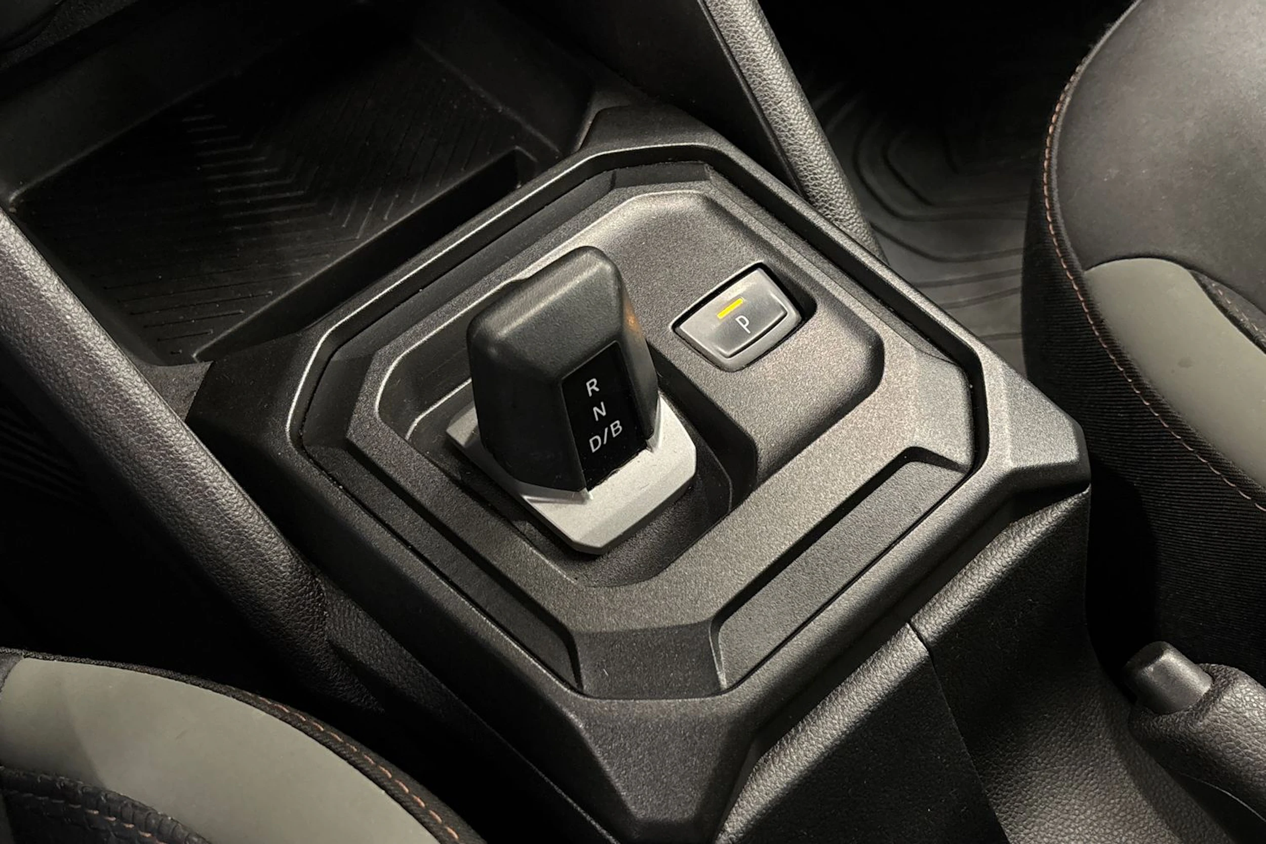 harmaa Dacia Duster 2024 kuva 18.