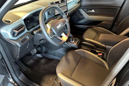 Musta Dacia Duster 2025 kuva 8.