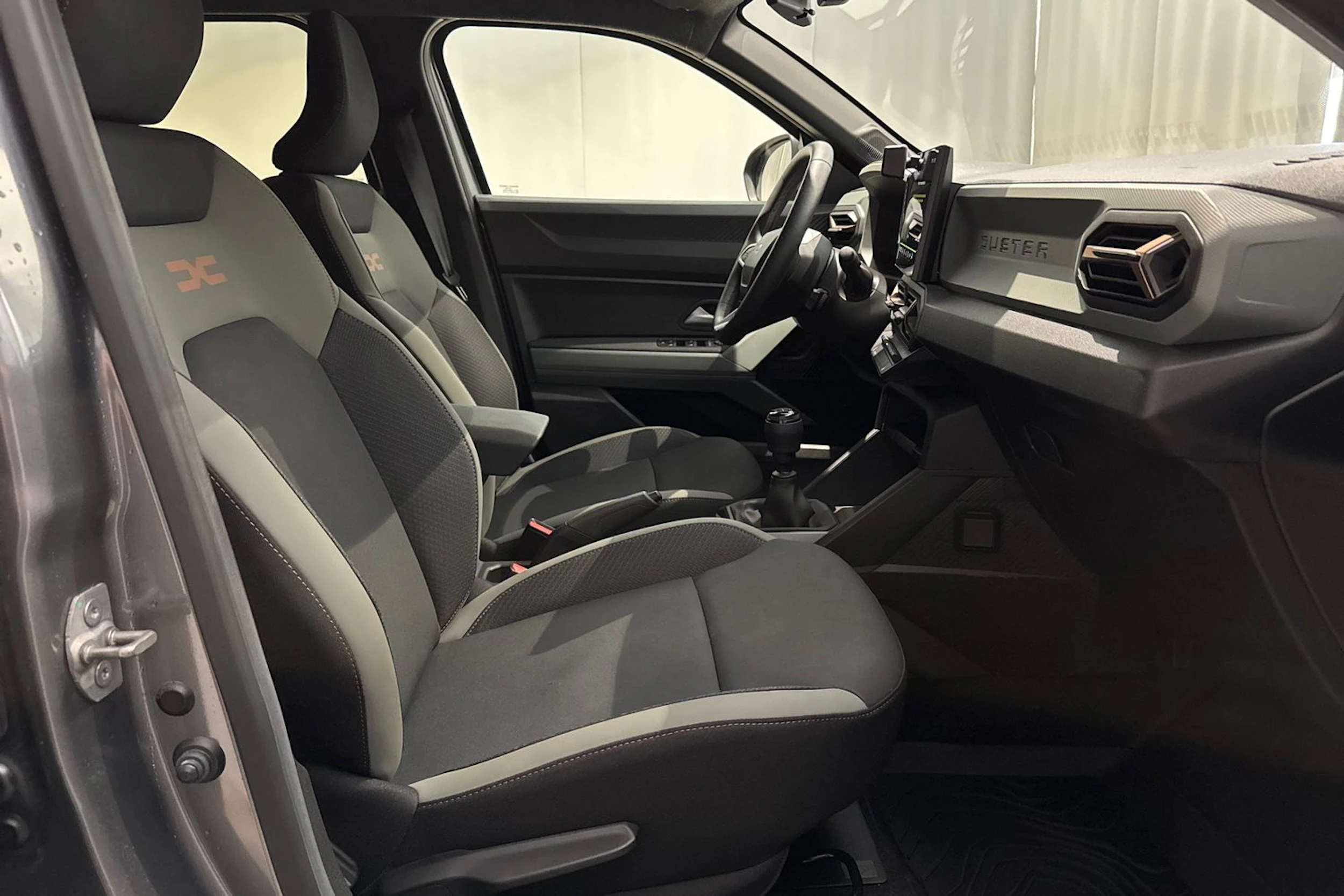 harmaa Dacia Duster 2025 kuva 17.