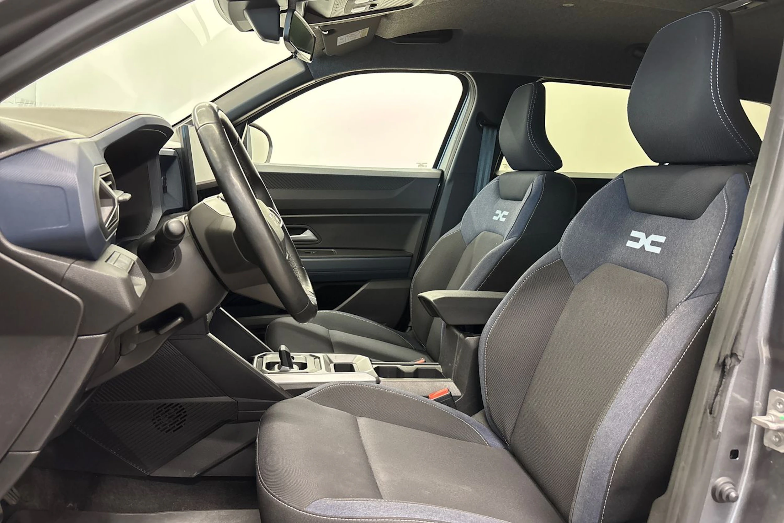 harmaa Dacia Duster 2025 kuva 11.