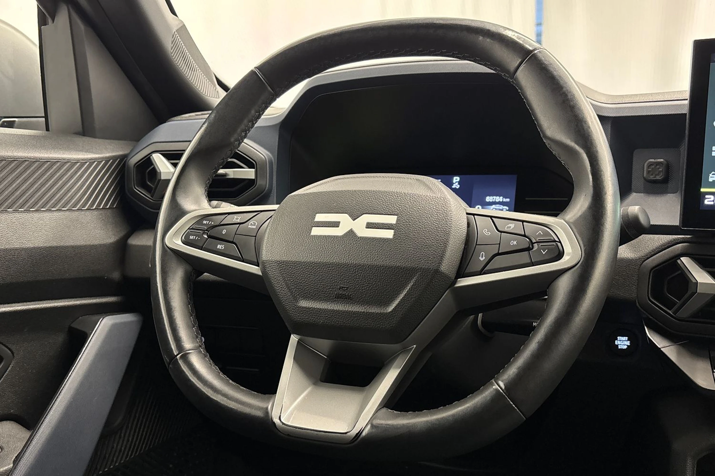 harmaa Dacia Duster 2025 kuva 12.