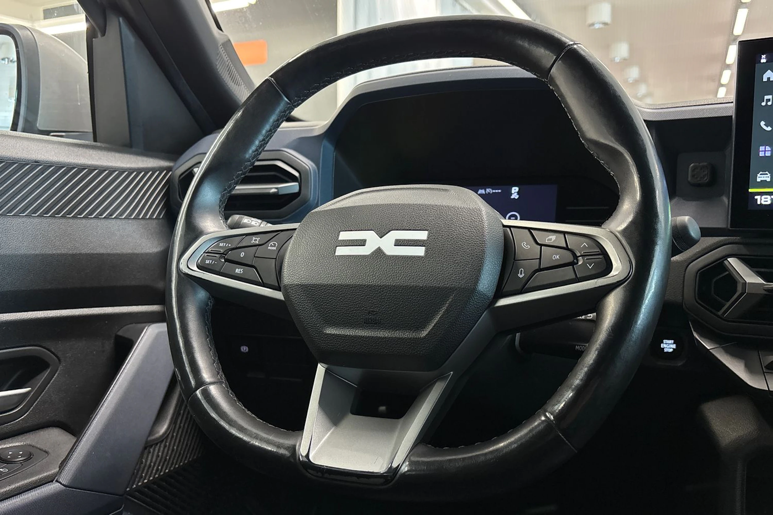 Harmaa Dacia Duster 2025 kuva 12.