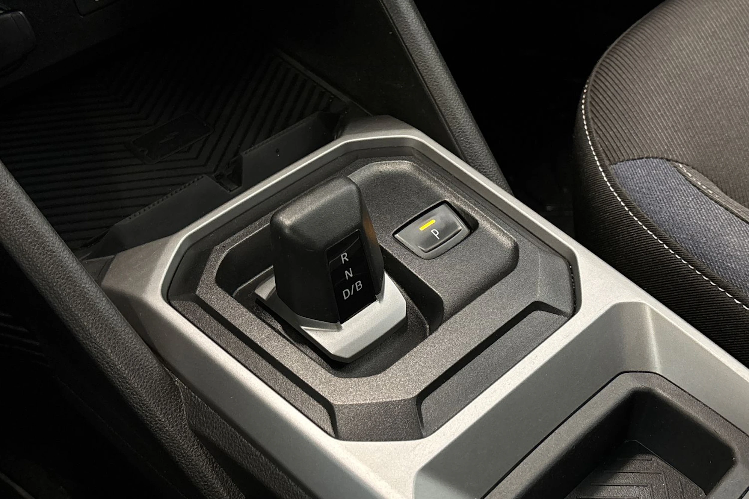 Harmaa Dacia Duster 2025 kuva 16.