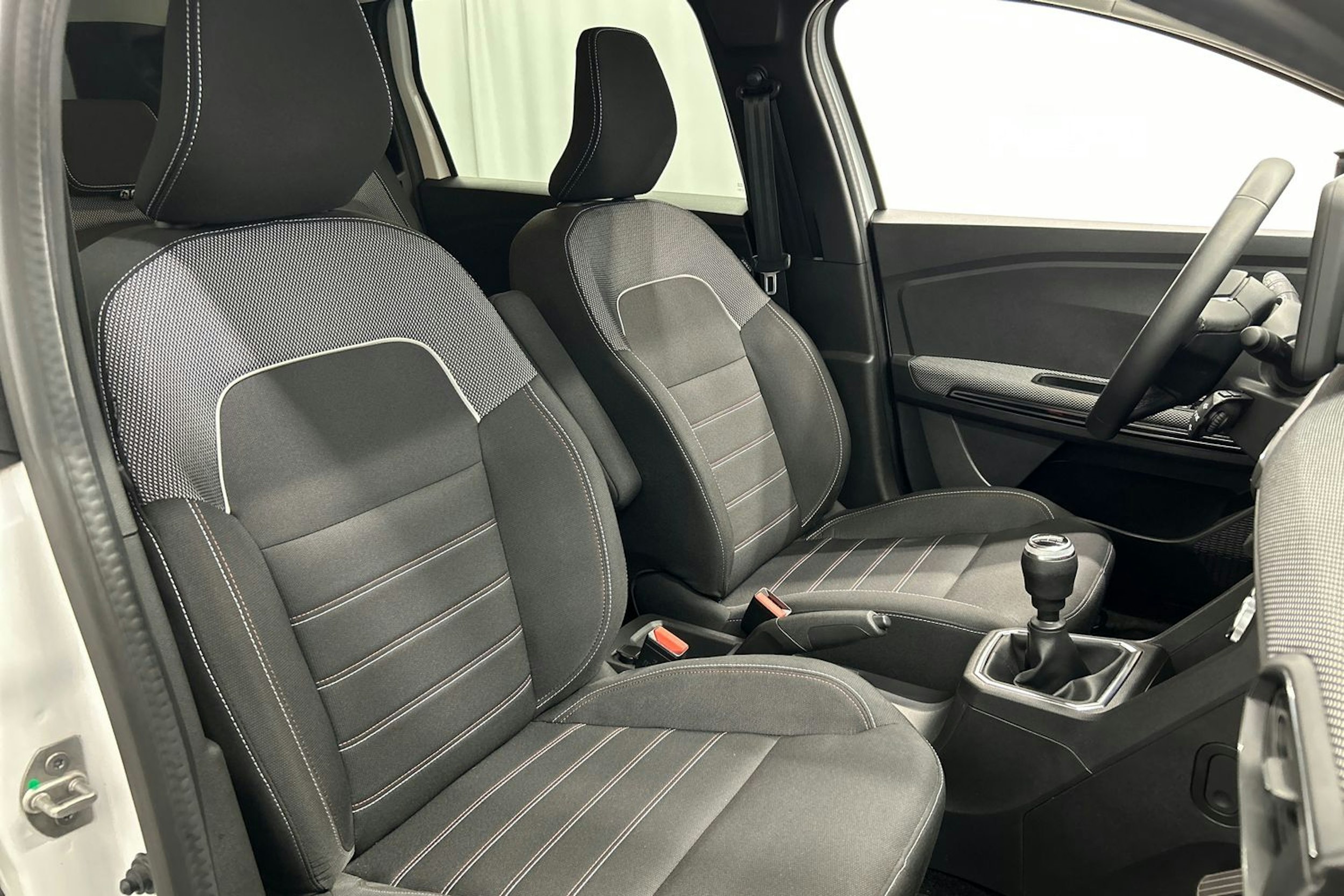 valkoinen Dacia Jogger 2022 kuva 14.