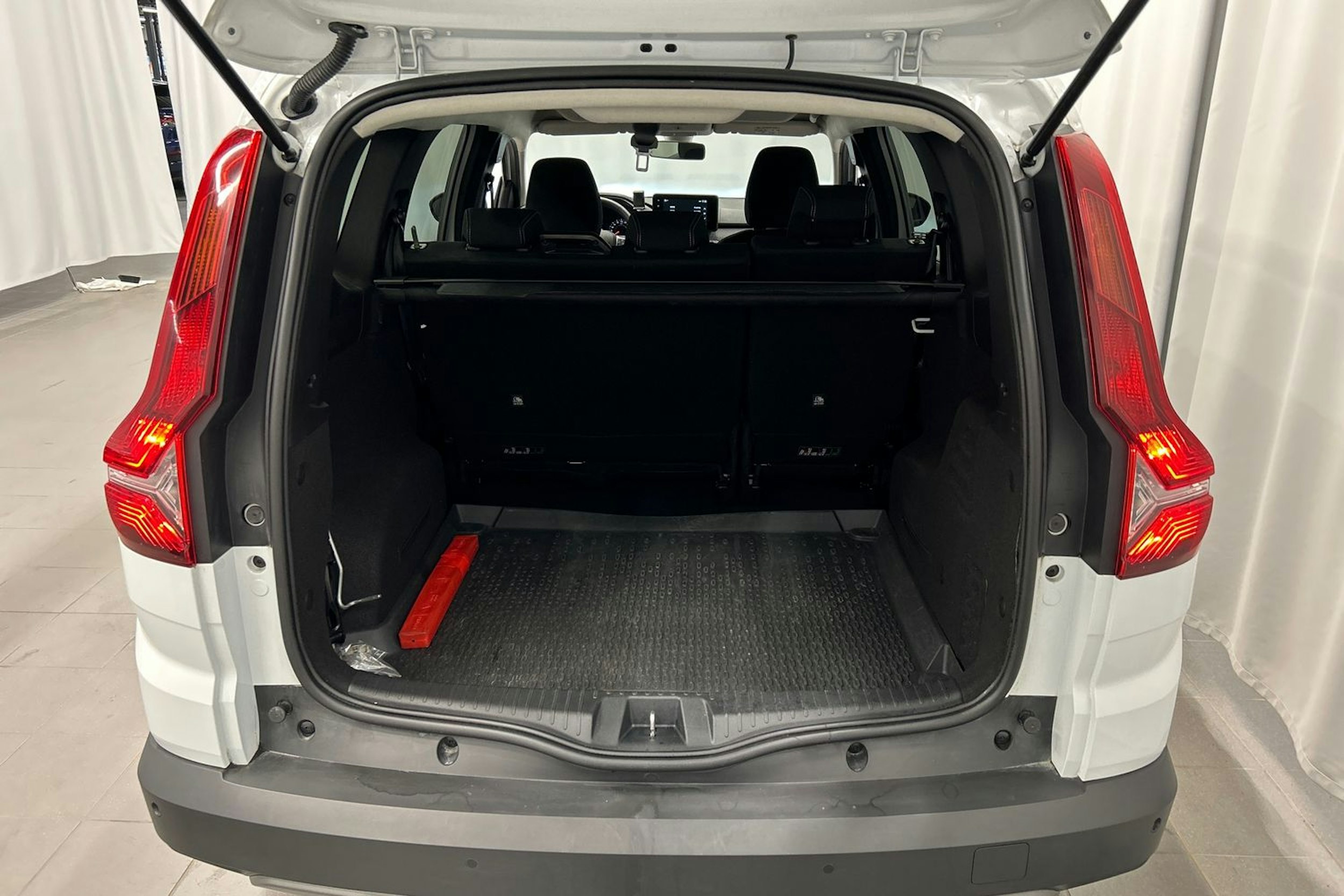 valkoinen Dacia Jogger 2022 kuva 16.