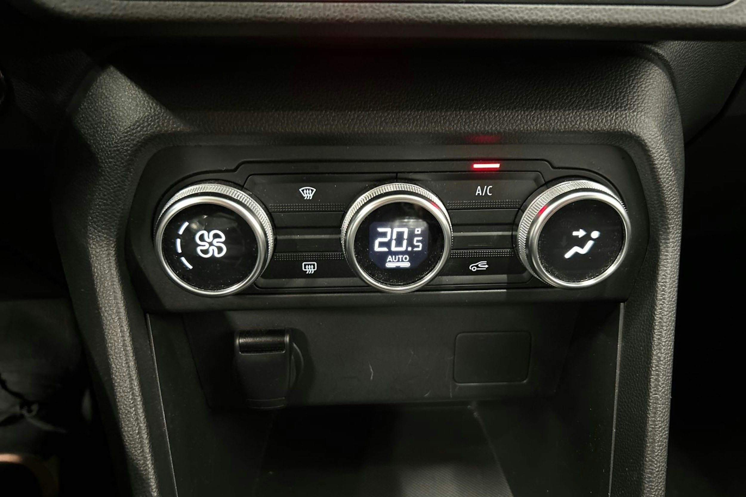valkoinen Dacia Jogger 2022 kuva 23.