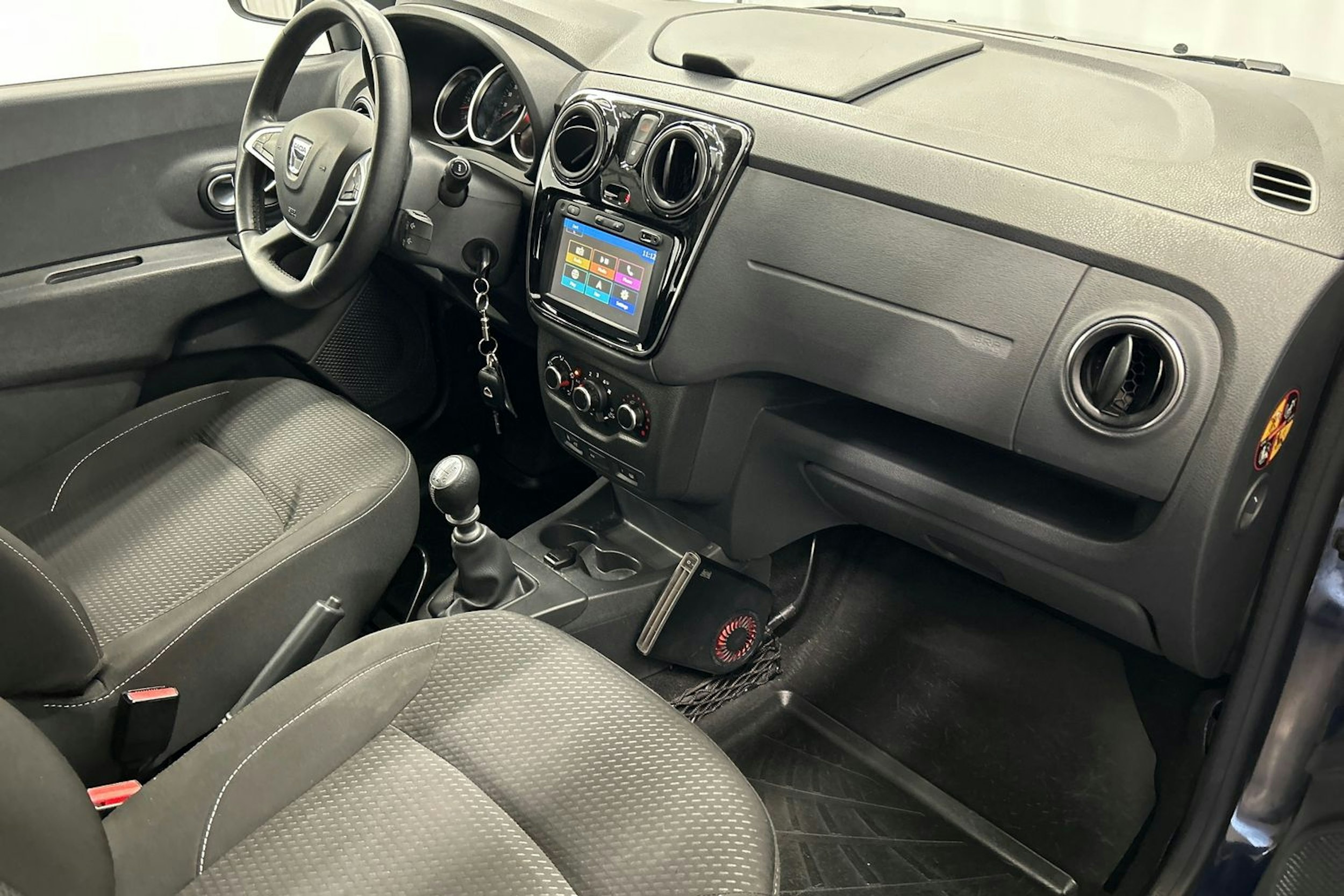 sininen Dacia Lodgy 2017 kuva 13.