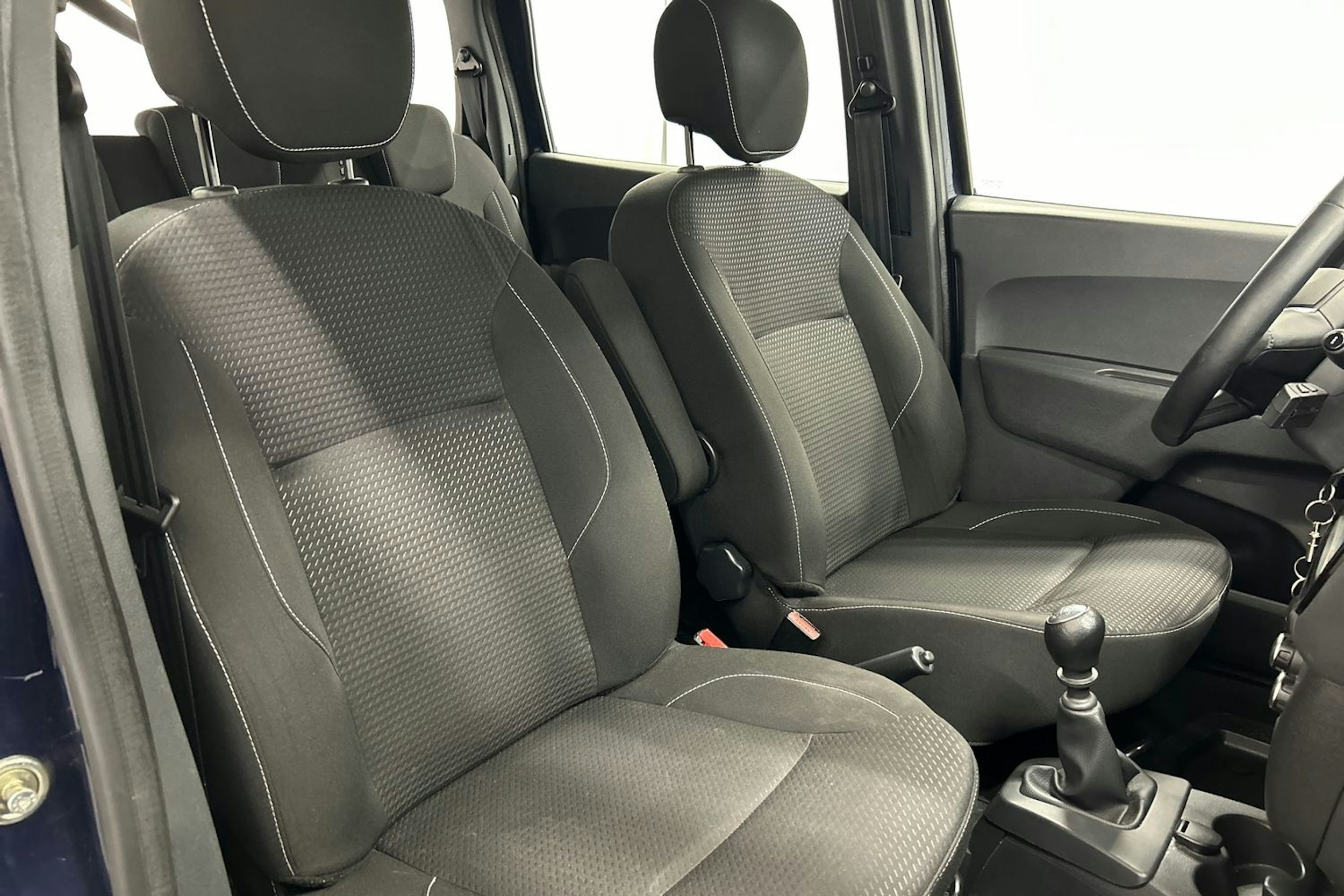 sininen Dacia Lodgy 2017 kuva 14.