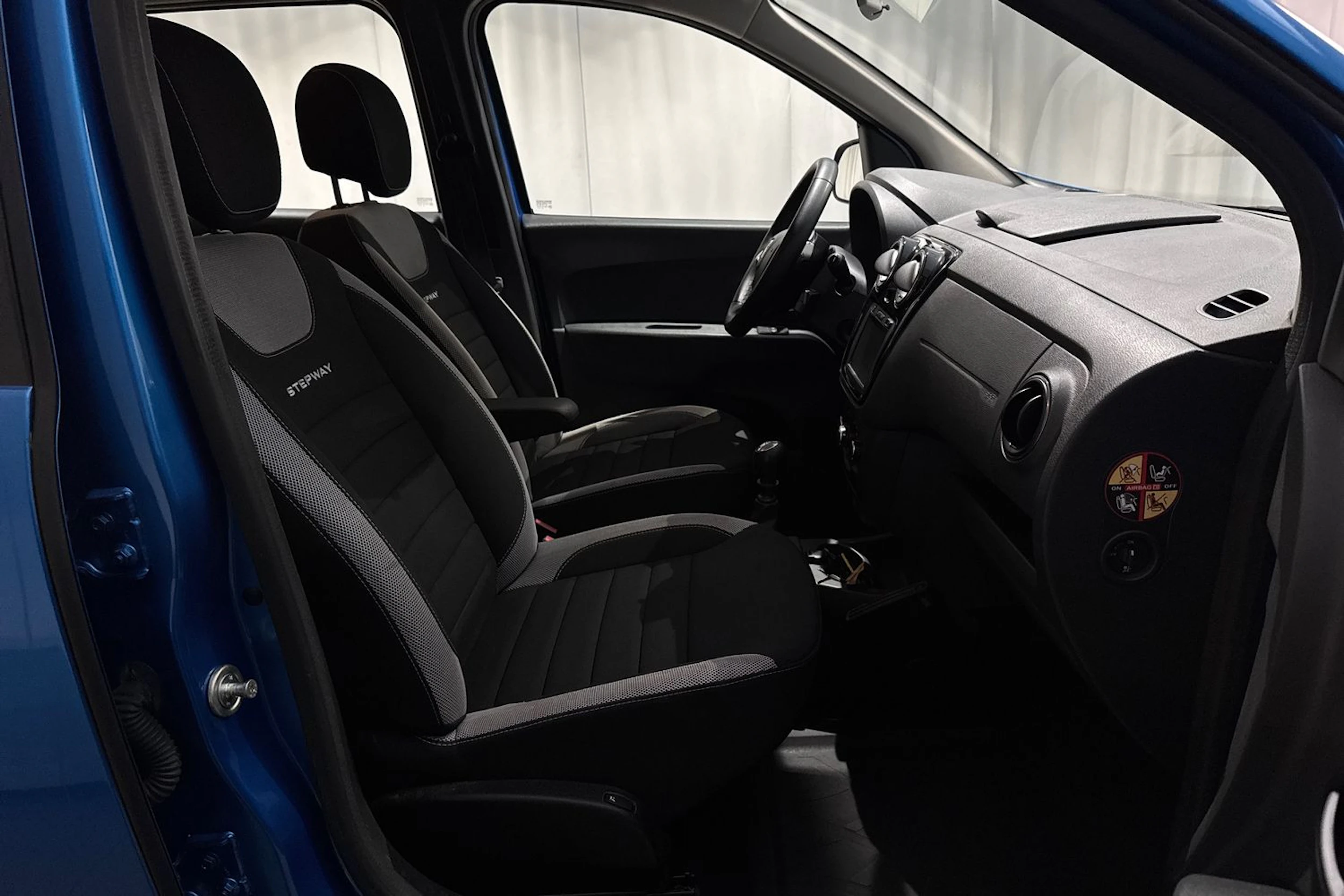 sininen Dacia Lodgy 2020 kuva 18.