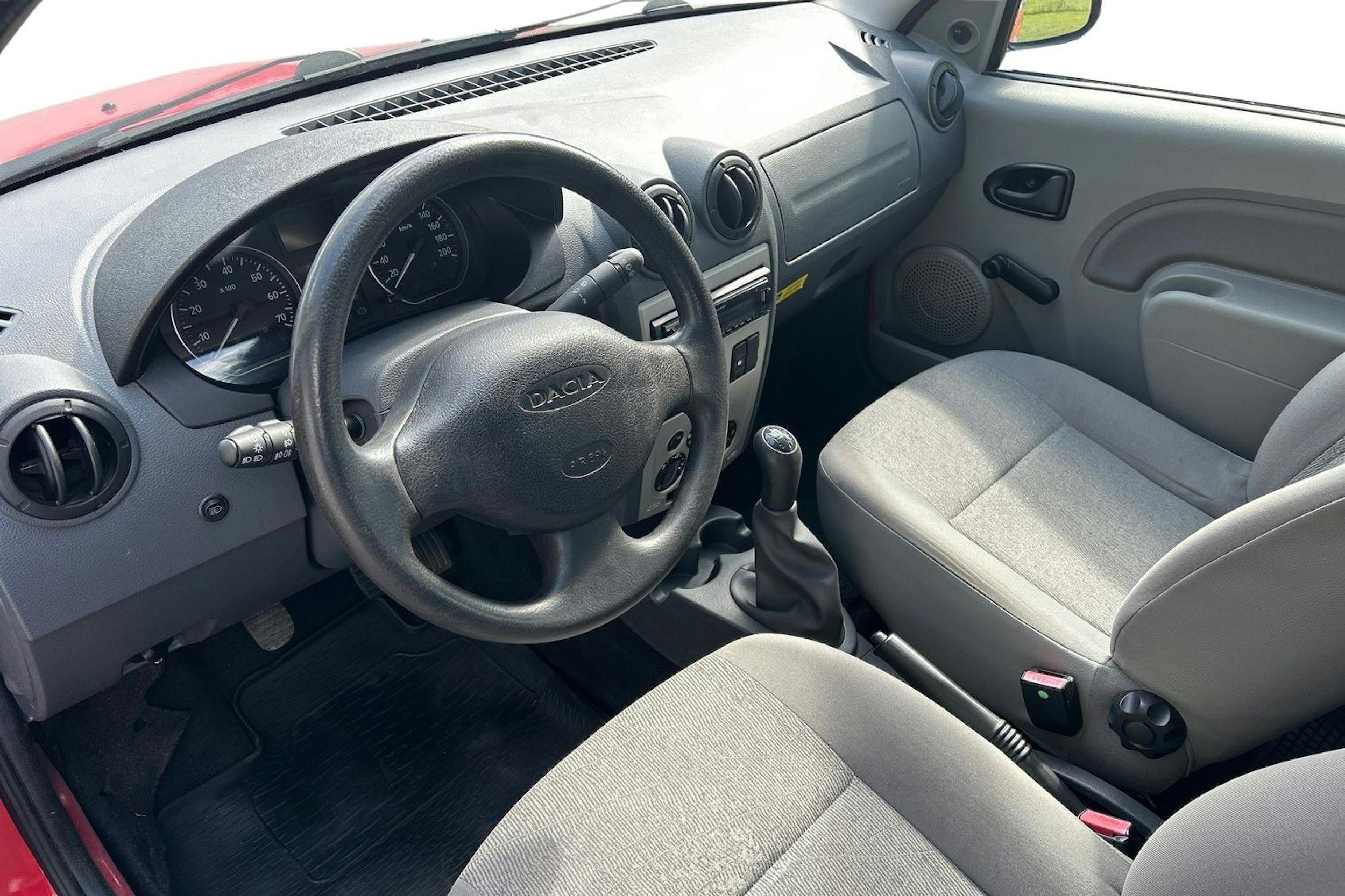 punainen Dacia Logan MCV 2010 kuva 6.