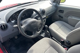punainen Dacia Logan MCV 2010 kuva 6.