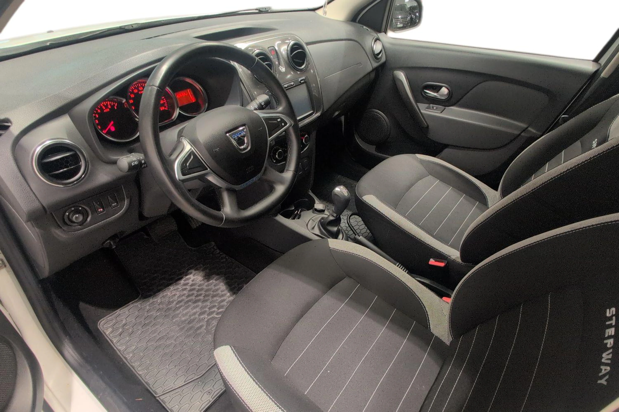 valkoinen Dacia Logan MCV 2018 kuva 3.