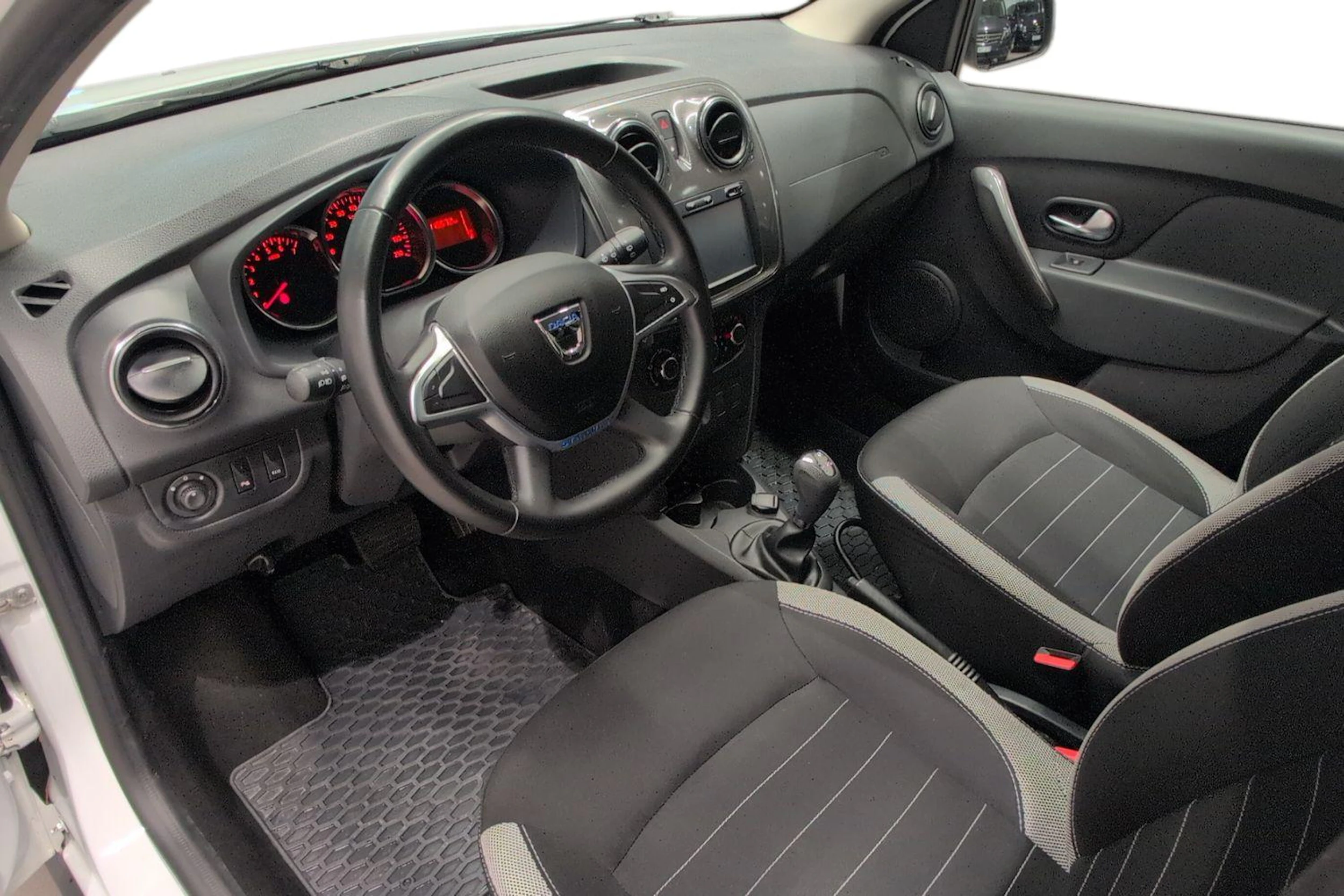 valkoinen Dacia Logan MCV 2018 kuva 6.