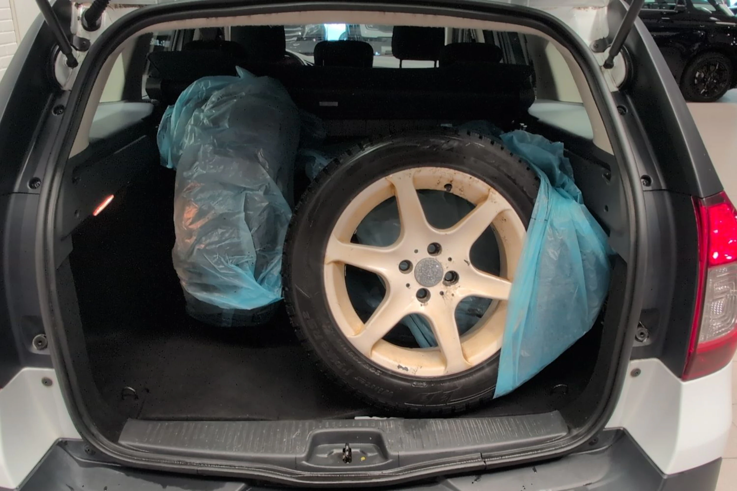 valkoinen Dacia Logan MCV 2018 kuva 11.