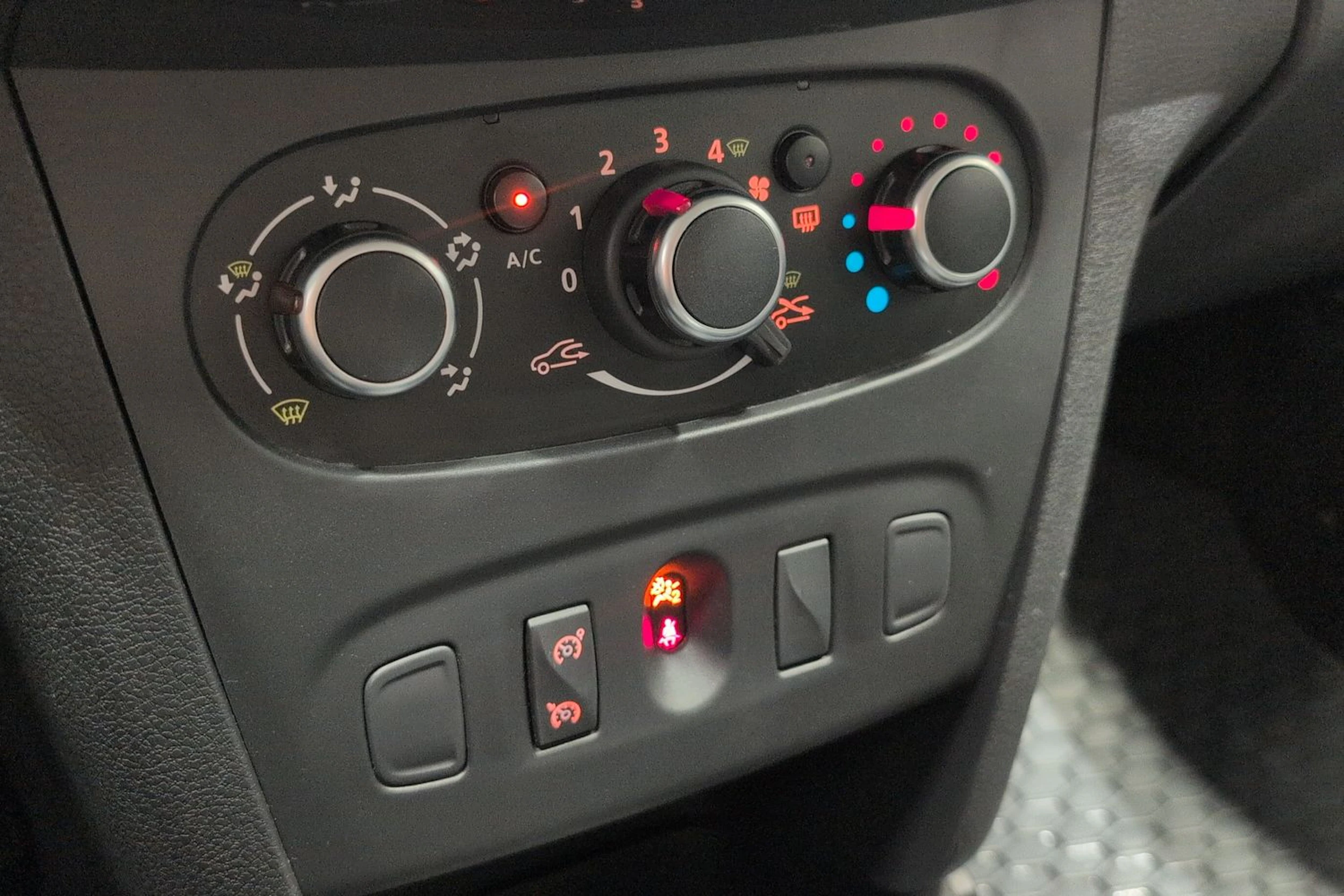 valkoinen Dacia Logan MCV 2018 kuva 16.