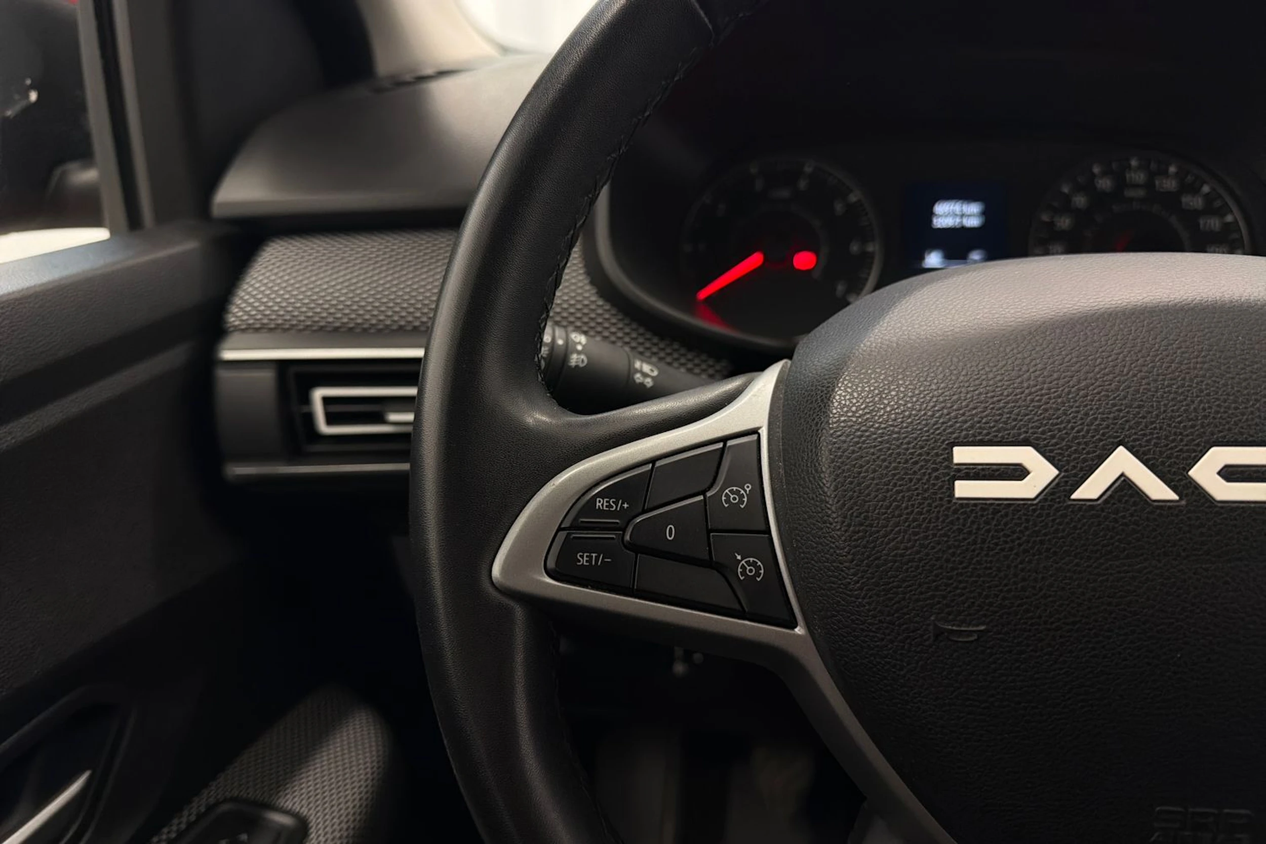 punainen Dacia Sandero 2023 kuva 15.