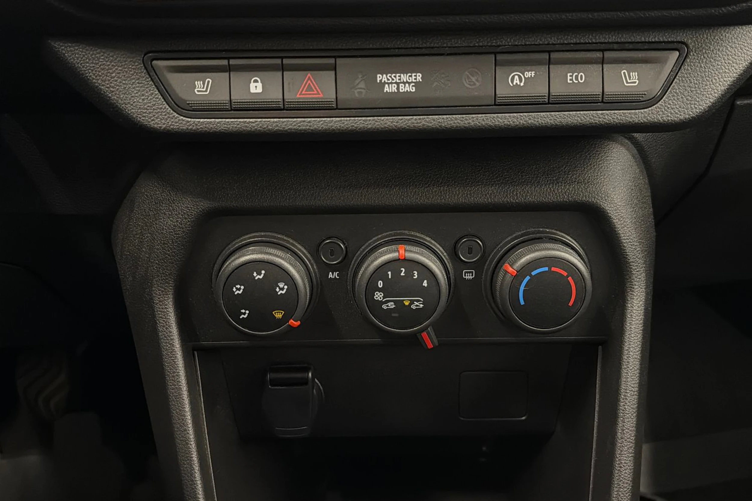 punainen Dacia Sandero 2023 kuva 18.