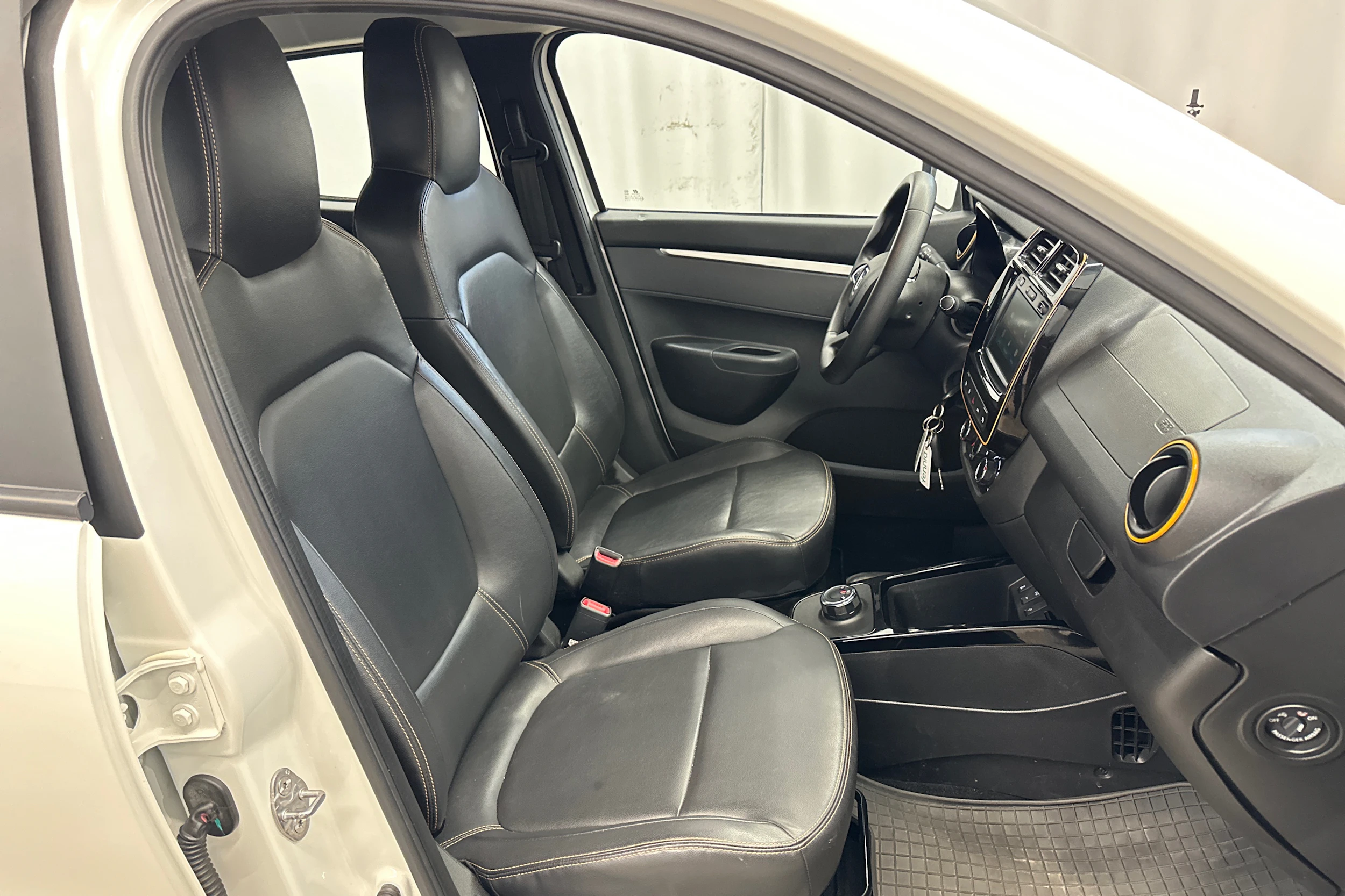 valkoinen Dacia Spring 2021 kuva 13.