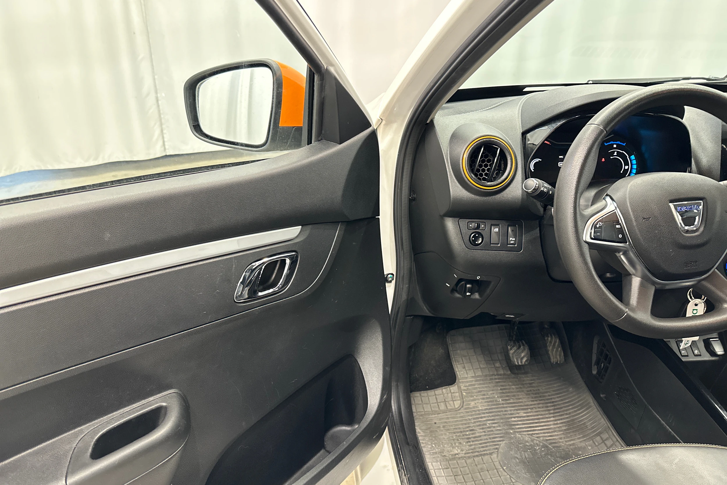 valkoinen Dacia Spring 2021 kuva 14.