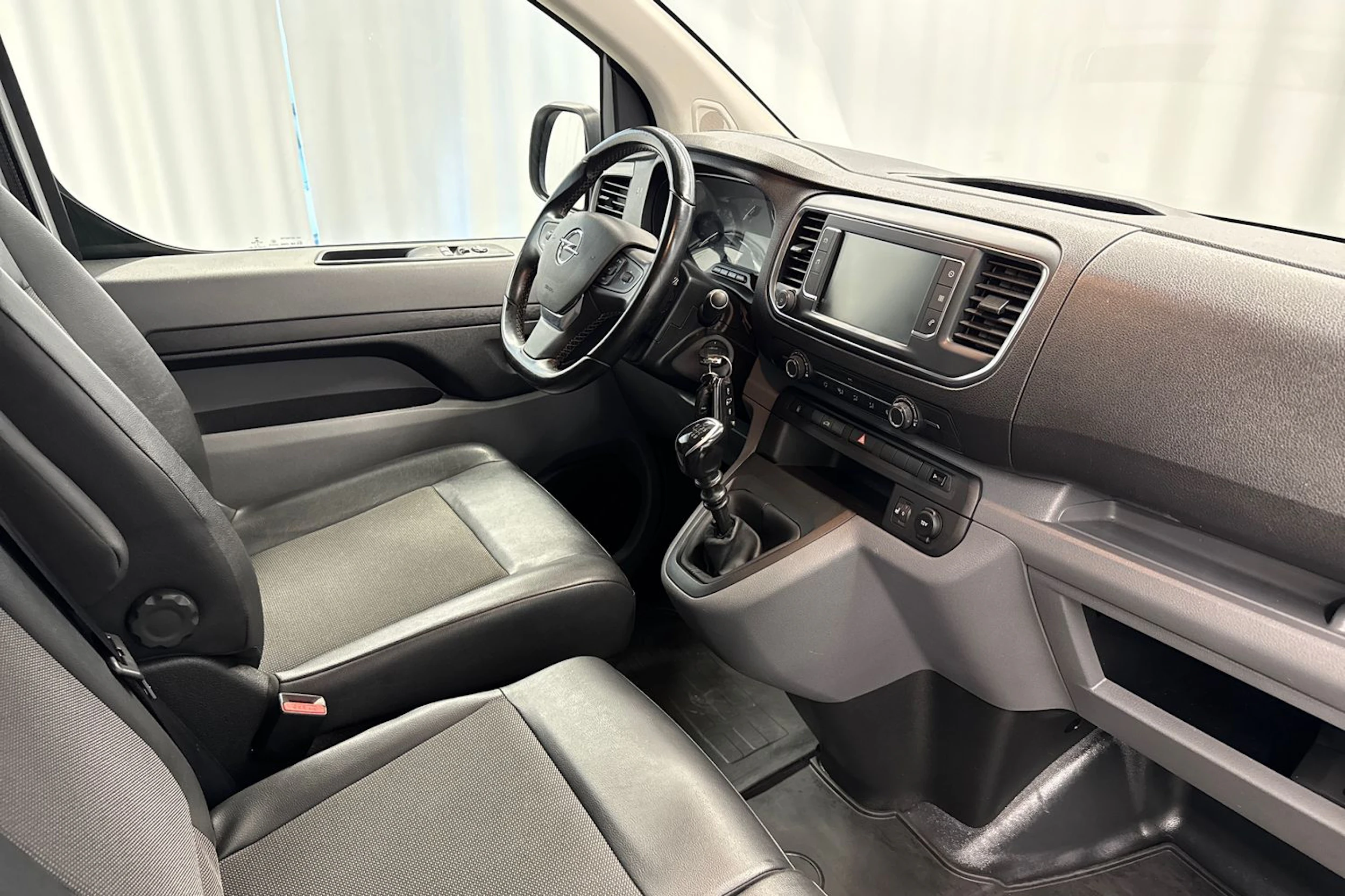 valkoinen Opel Vivaro 2021 kuva 13.