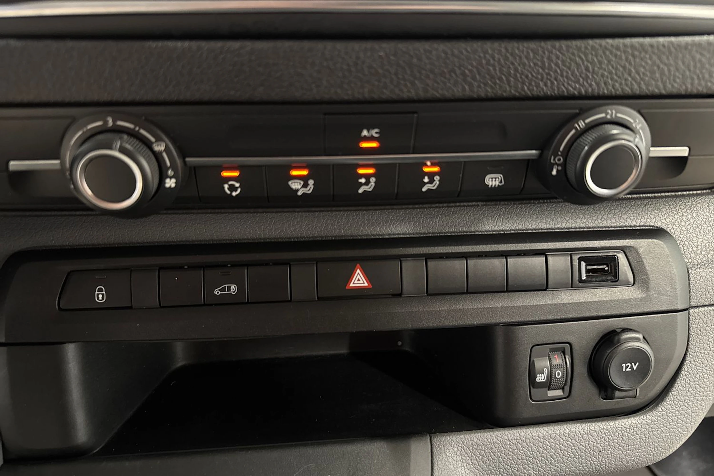 valkoinen Opel Vivaro 2021 kuva 28.