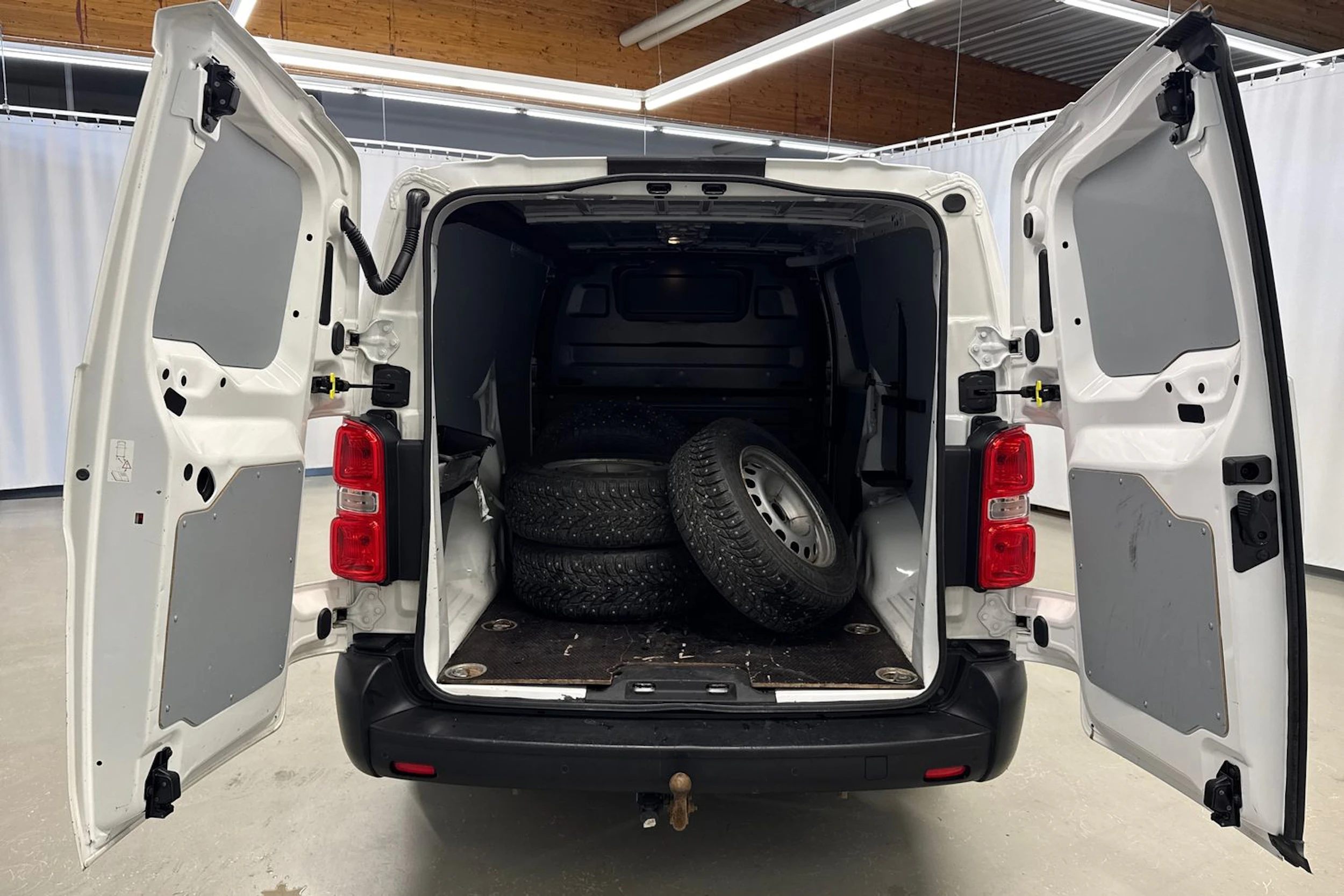 valkoinen Opel Vivaro 2021 kuva 29.