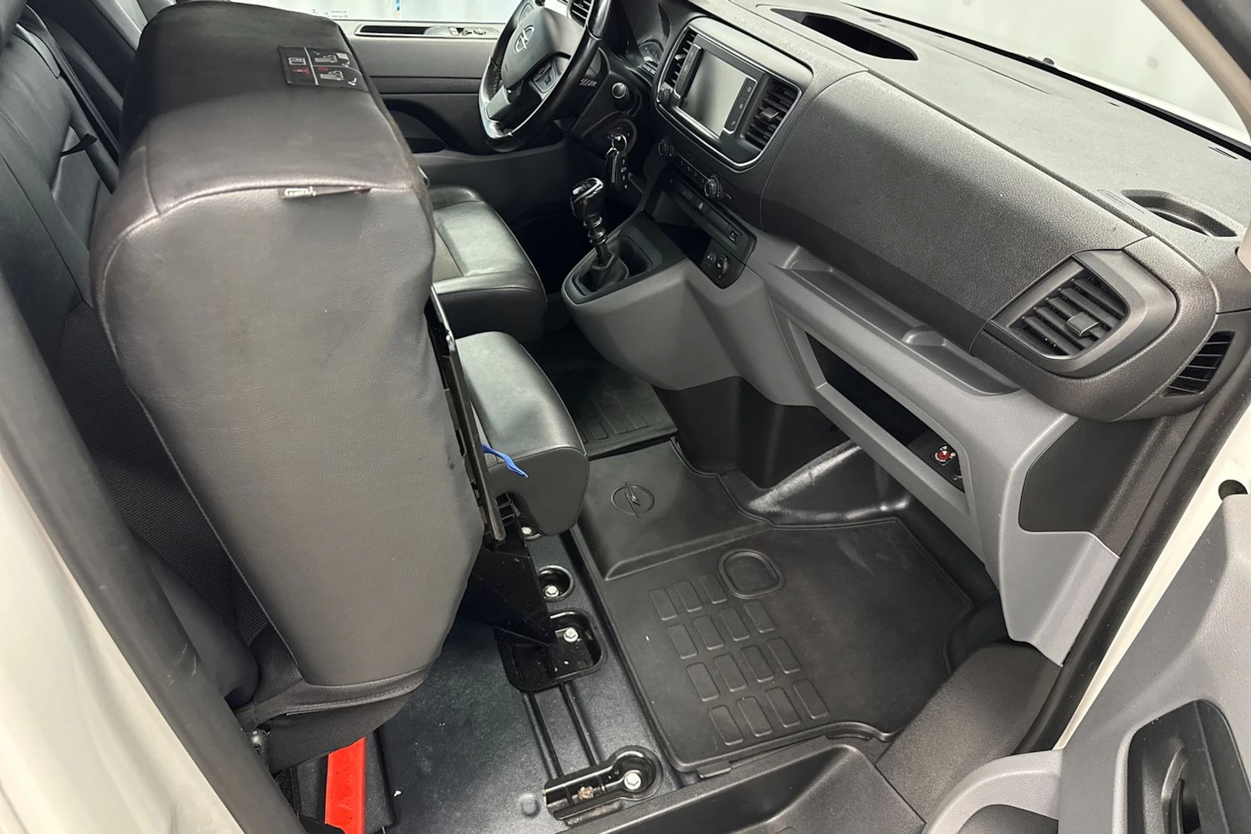 valkoinen Opel Vivaro 2021 kuva 32.